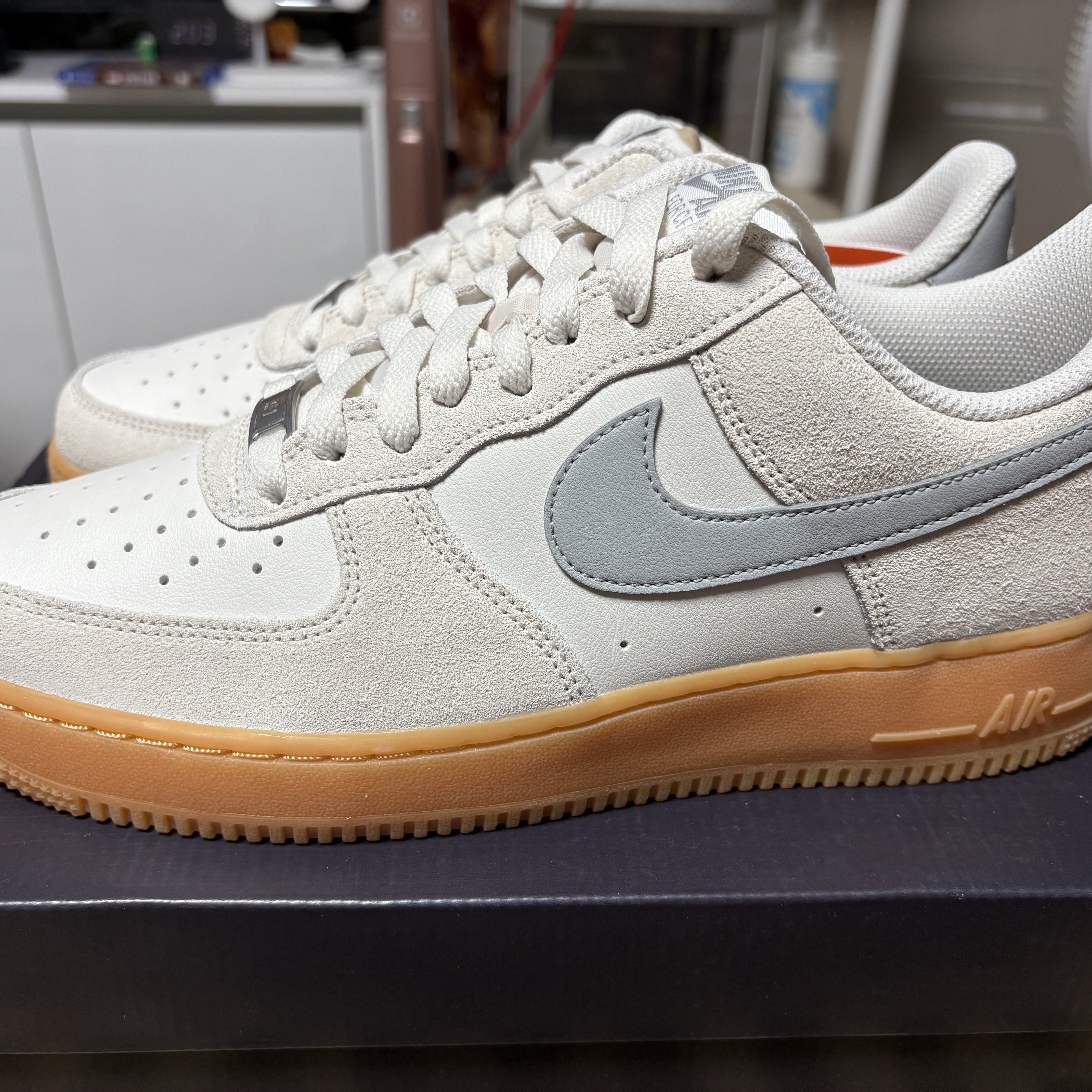 Nike Air Force 1 '07 LV8 Phantom Light Smoke Gum 착용 스타일 - 1