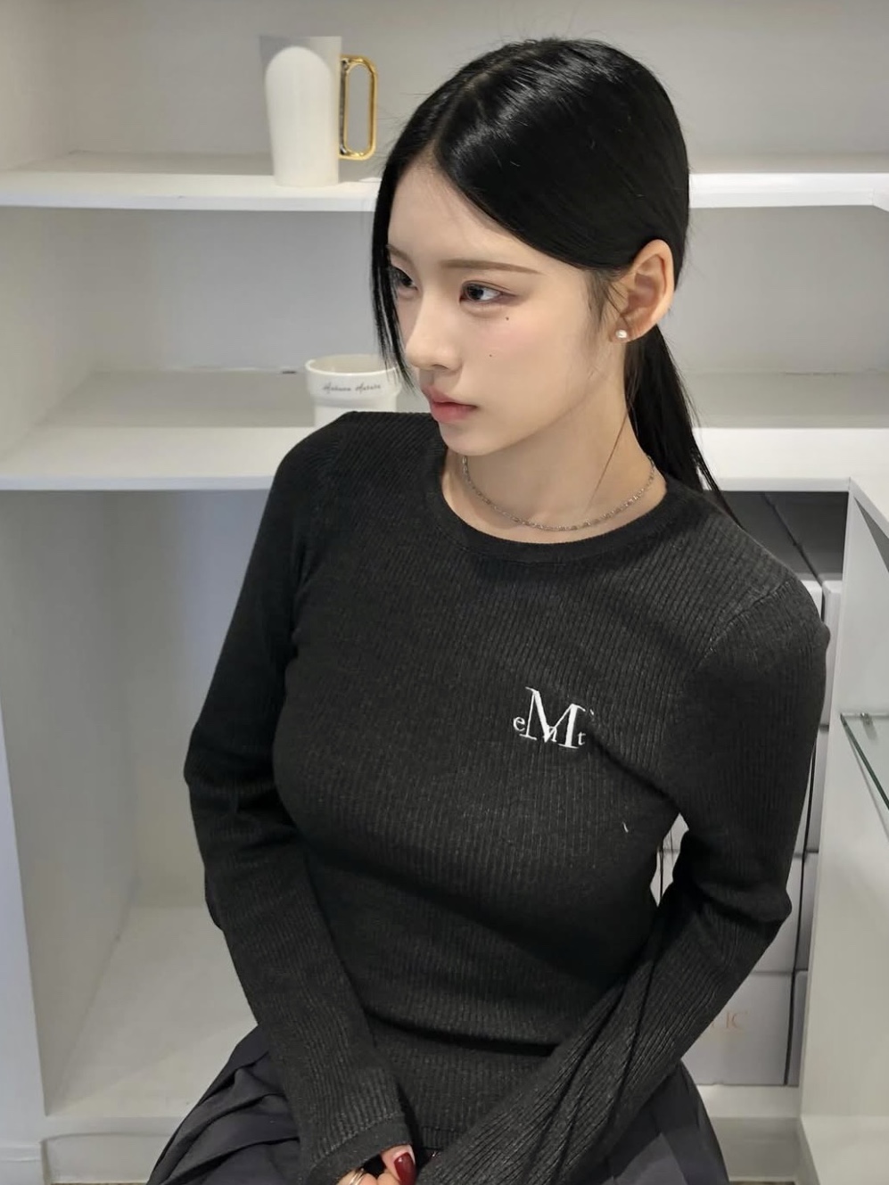 MUCENT Greave R-Neck Crop Rib Knit Charcoal 착용 스타일 - 5
