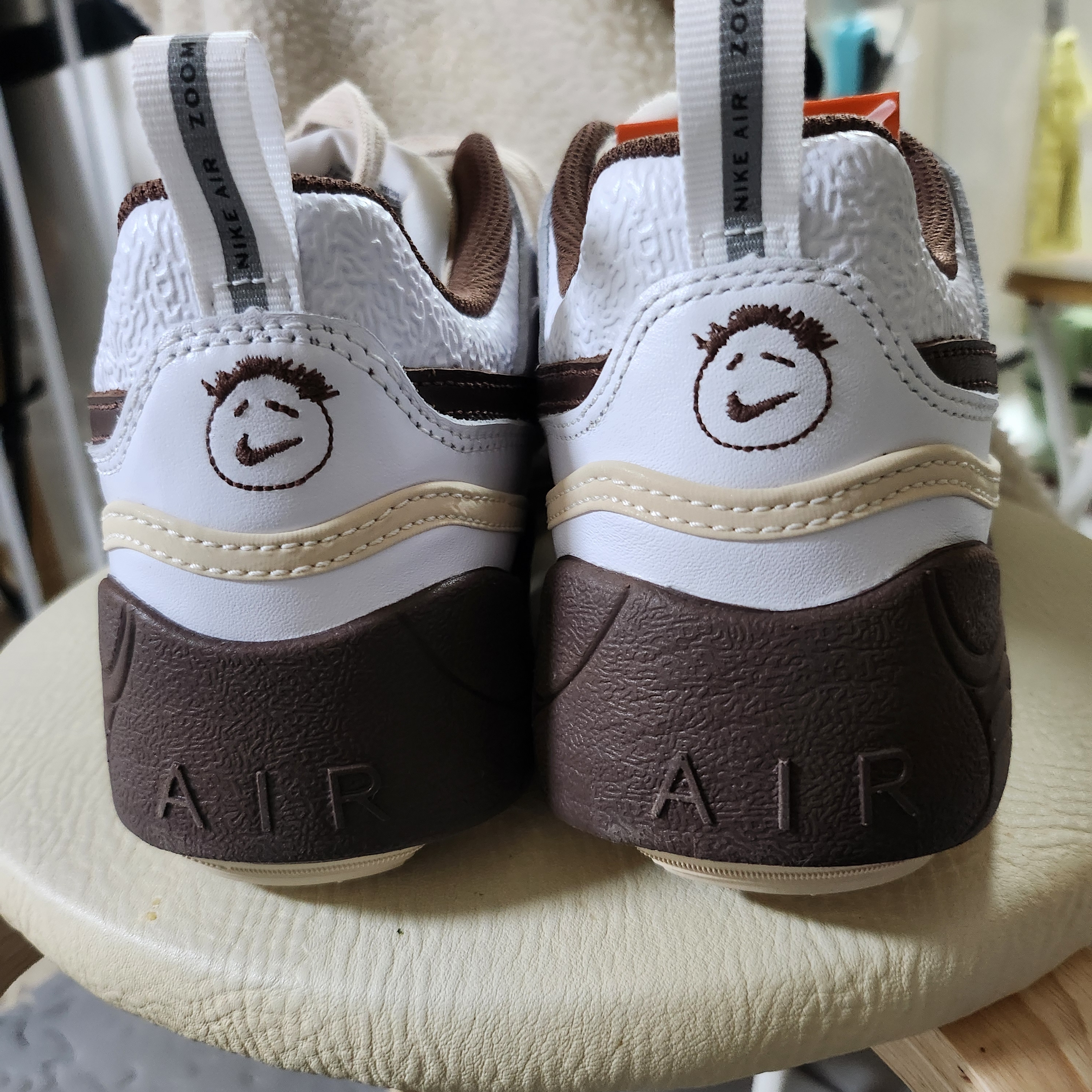 Nike x Travis Scott Zoom Field Jaxx White and Light Chocolate 착용 스타일 - 4