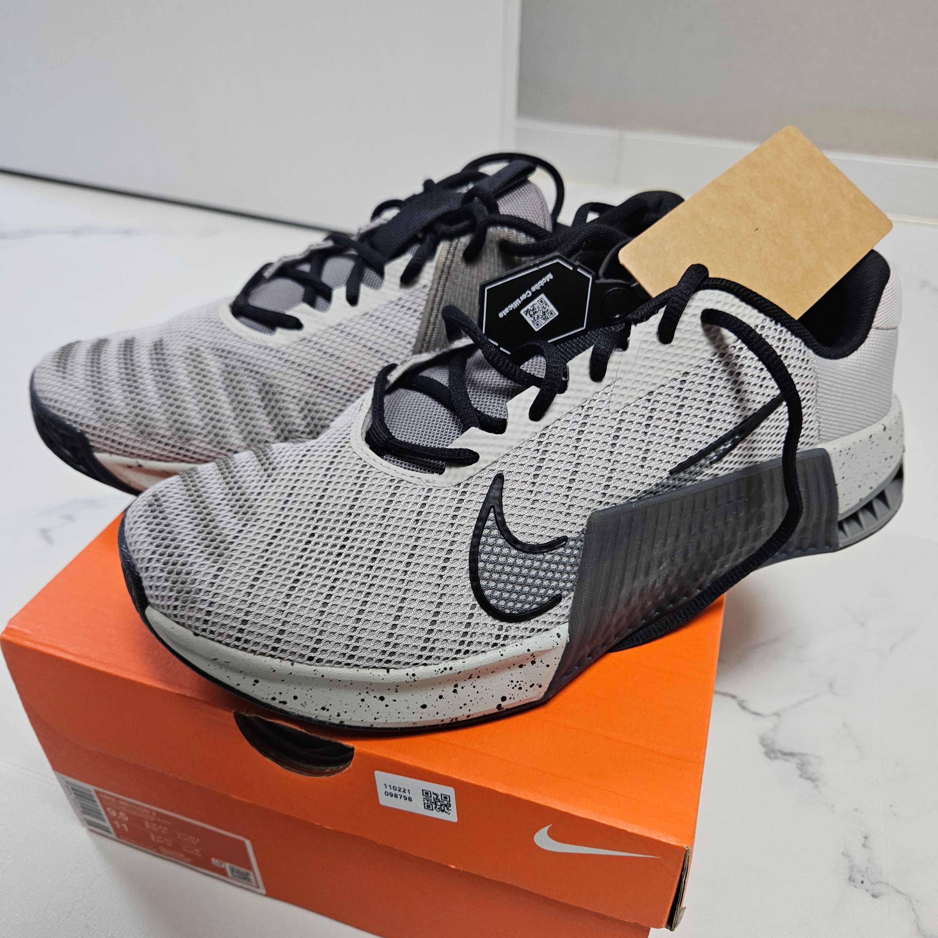 Nike Metcon 9 Light Iron Ore 착용 스타일