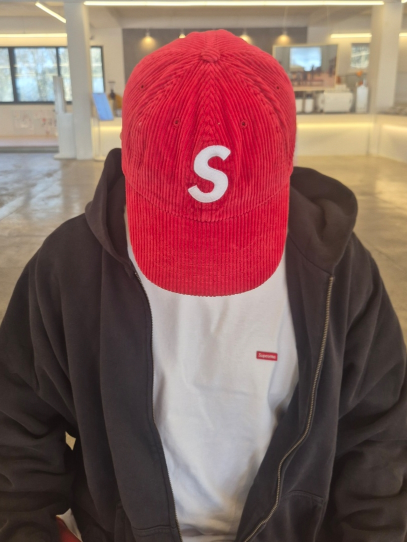 Supreme Small Box L/S T-Shirt White - 24FW, Yeezy YZY Zip-Up Hoodie Black 착용 스타일 - 2
