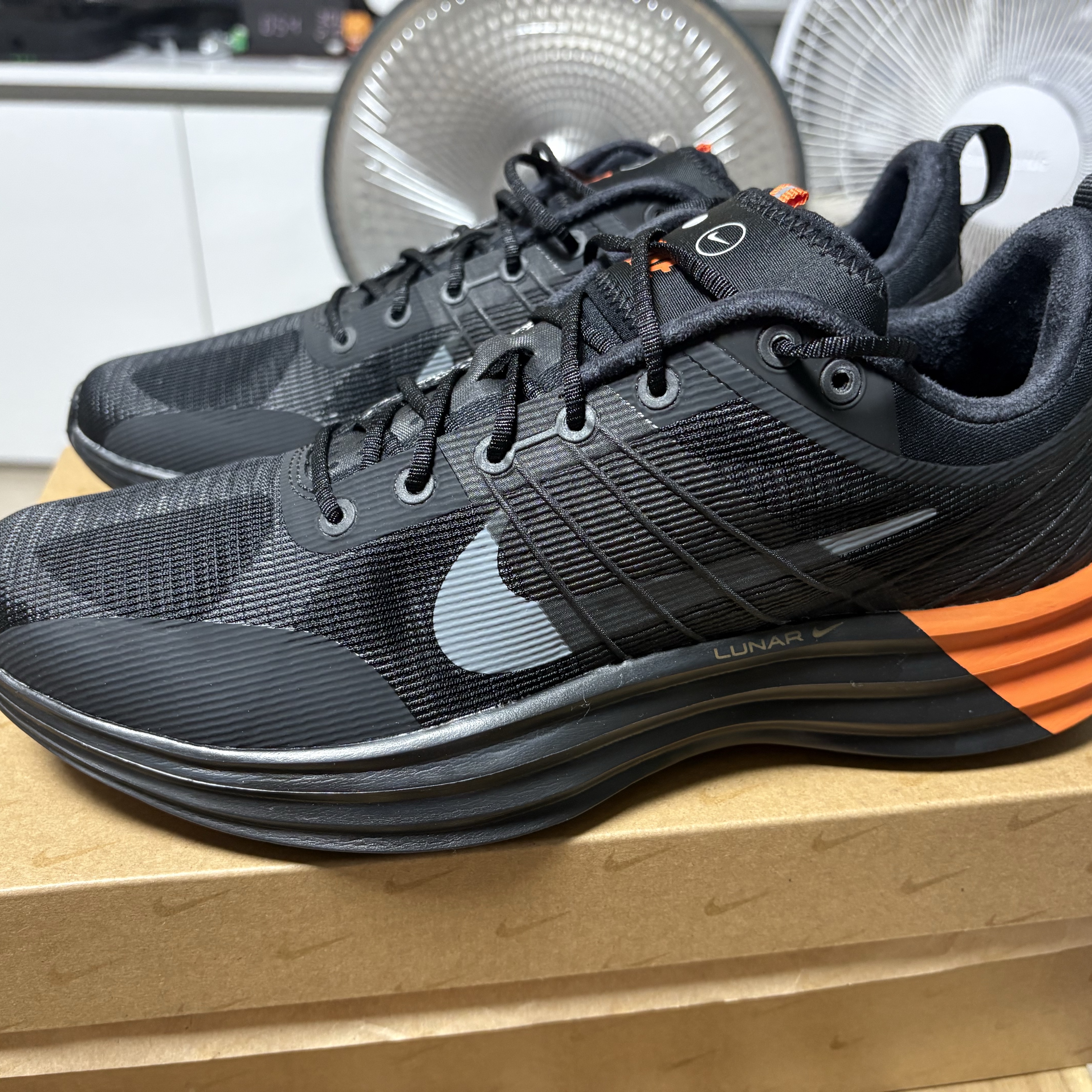 Nike Lunar Roam Black Safety Orange 착용 스타일 - 1