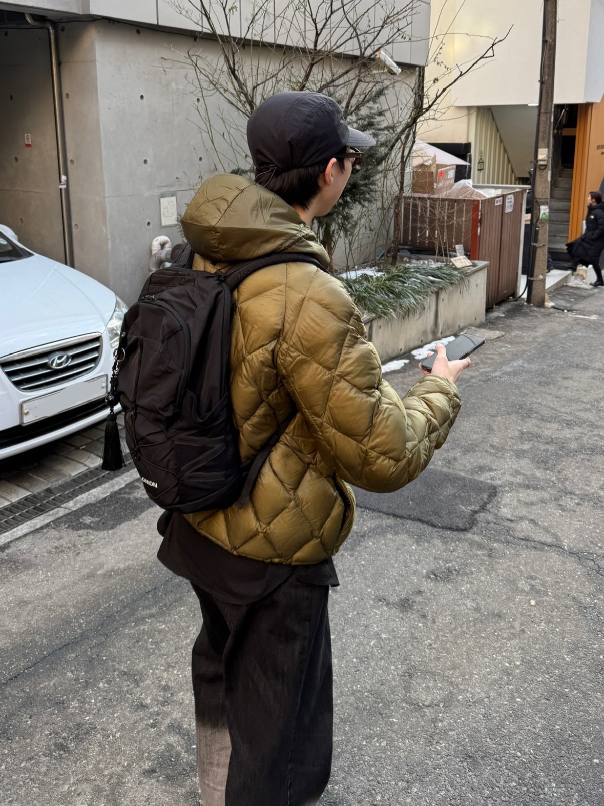 Roa Light Down Jacket Olive Branch, LOSTGARDEN x Kolon Sport Ton Black 착용 스타일 - 3