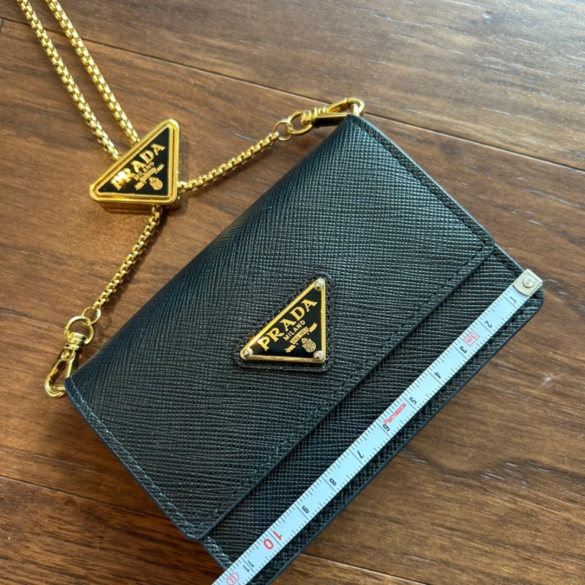 Prada Saffiano Leather Card Holder with Shoulder Strap Black 착용 스타일
