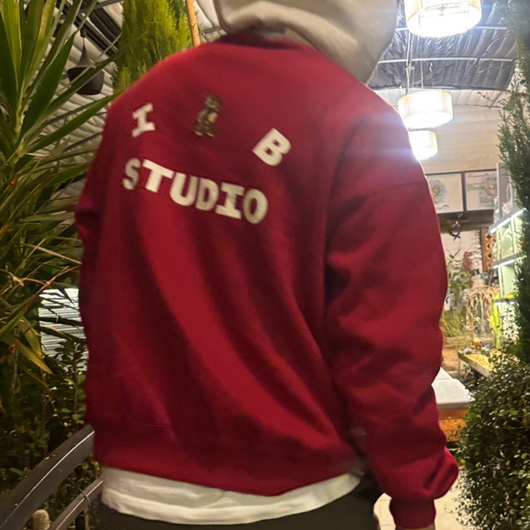 IAB Studio 24 Christmas Hoodie Burgundy Oatmeal 착용 스타일