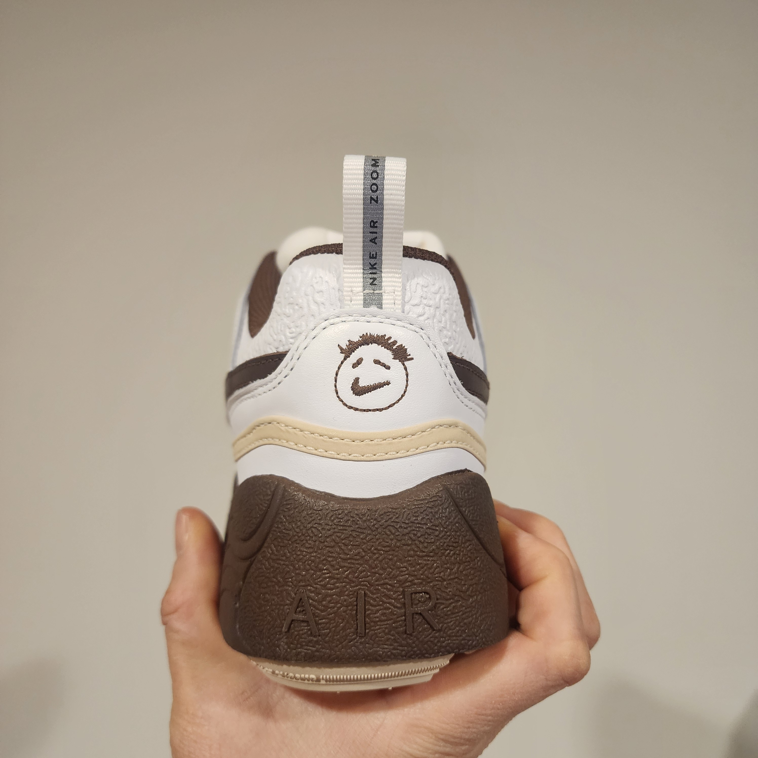 Nike x Travis Scott Zoom Field Jaxx White and Light Chocolate 착용 스타일 - 2