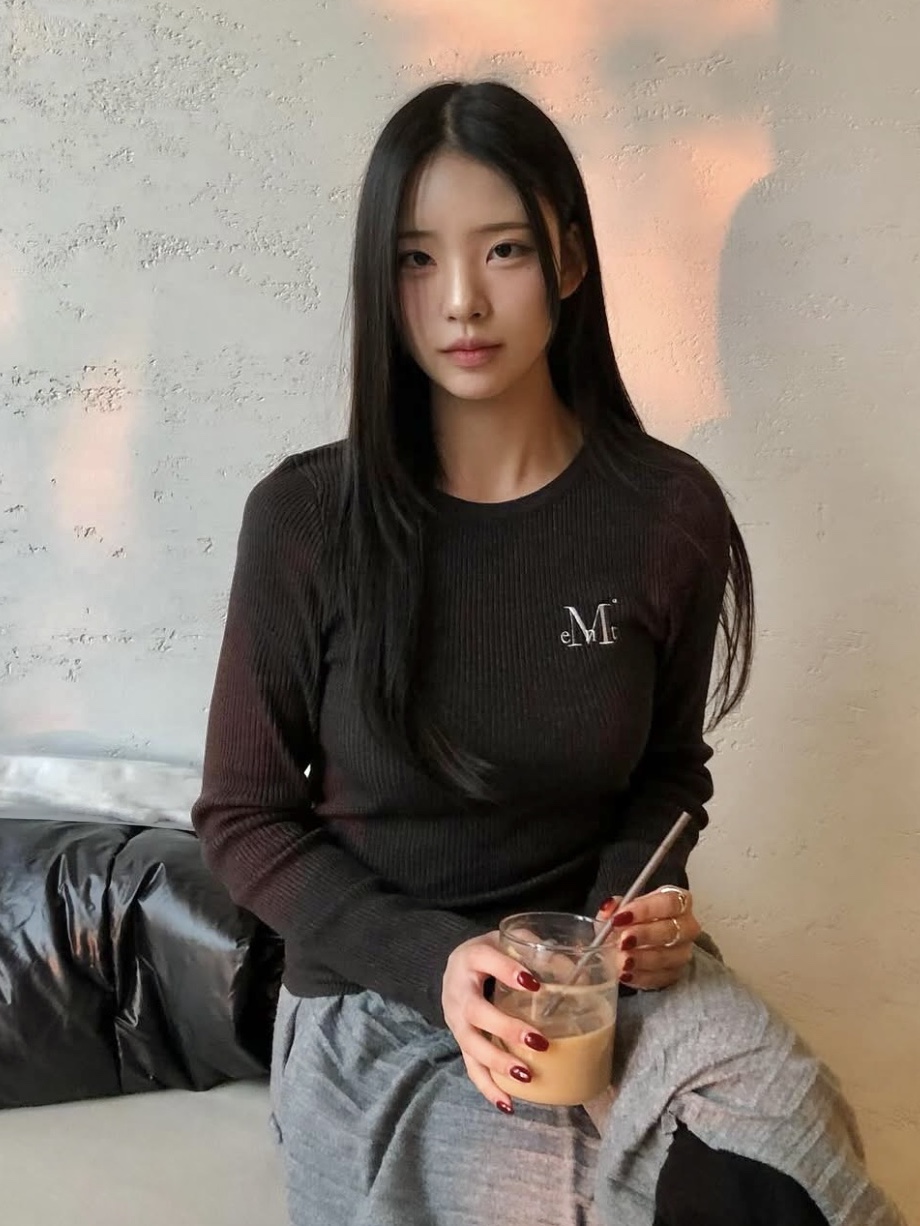 MUCENT Greave R-Neck Crop Rib Knit Charcoal 착용 스타일 - 4