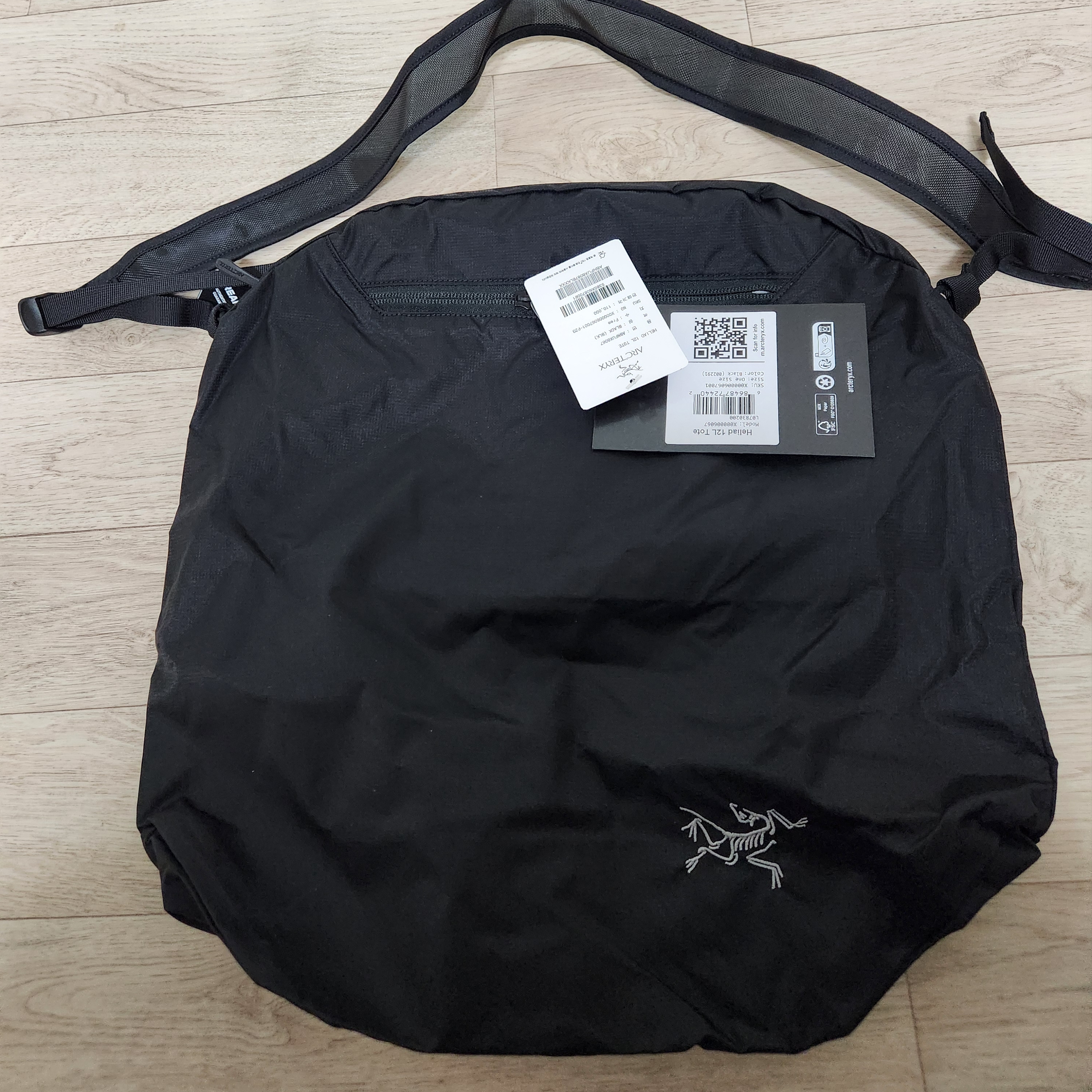 Arc'teryx Heliad 12 Tote Black 착용 스타일