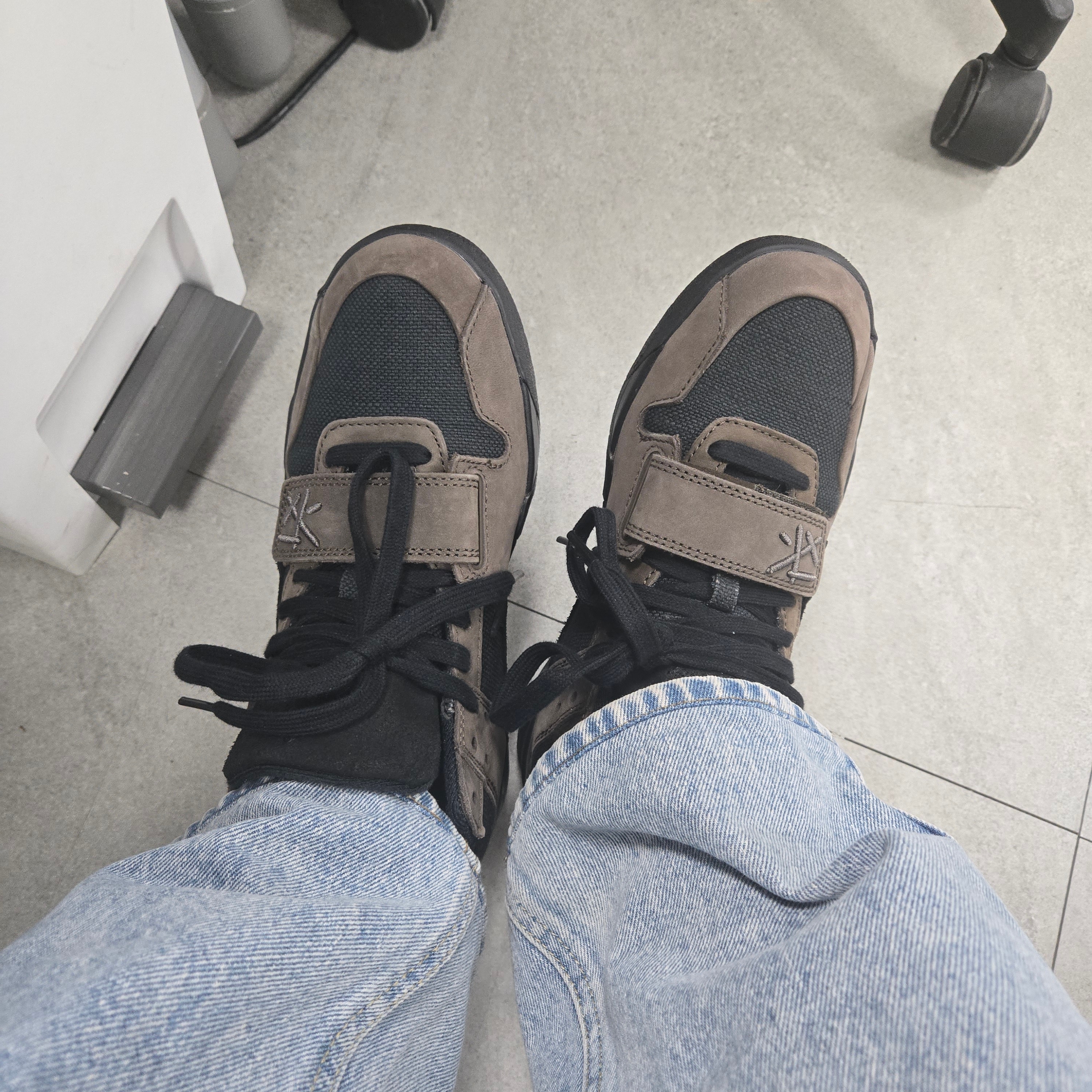 Jordan x Travis Scott Jumpman Jack TR Black and Dark Mocha 착용 스타일