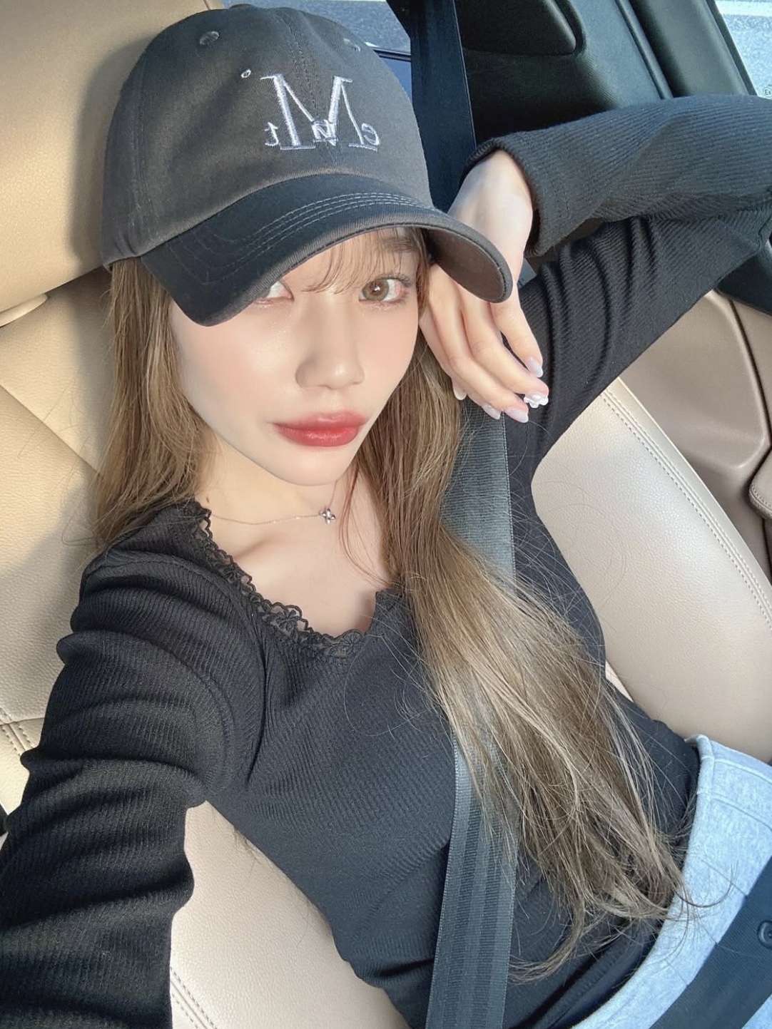 MUCENT Signature Ballcap Charcoal 착용 스타일 - 1