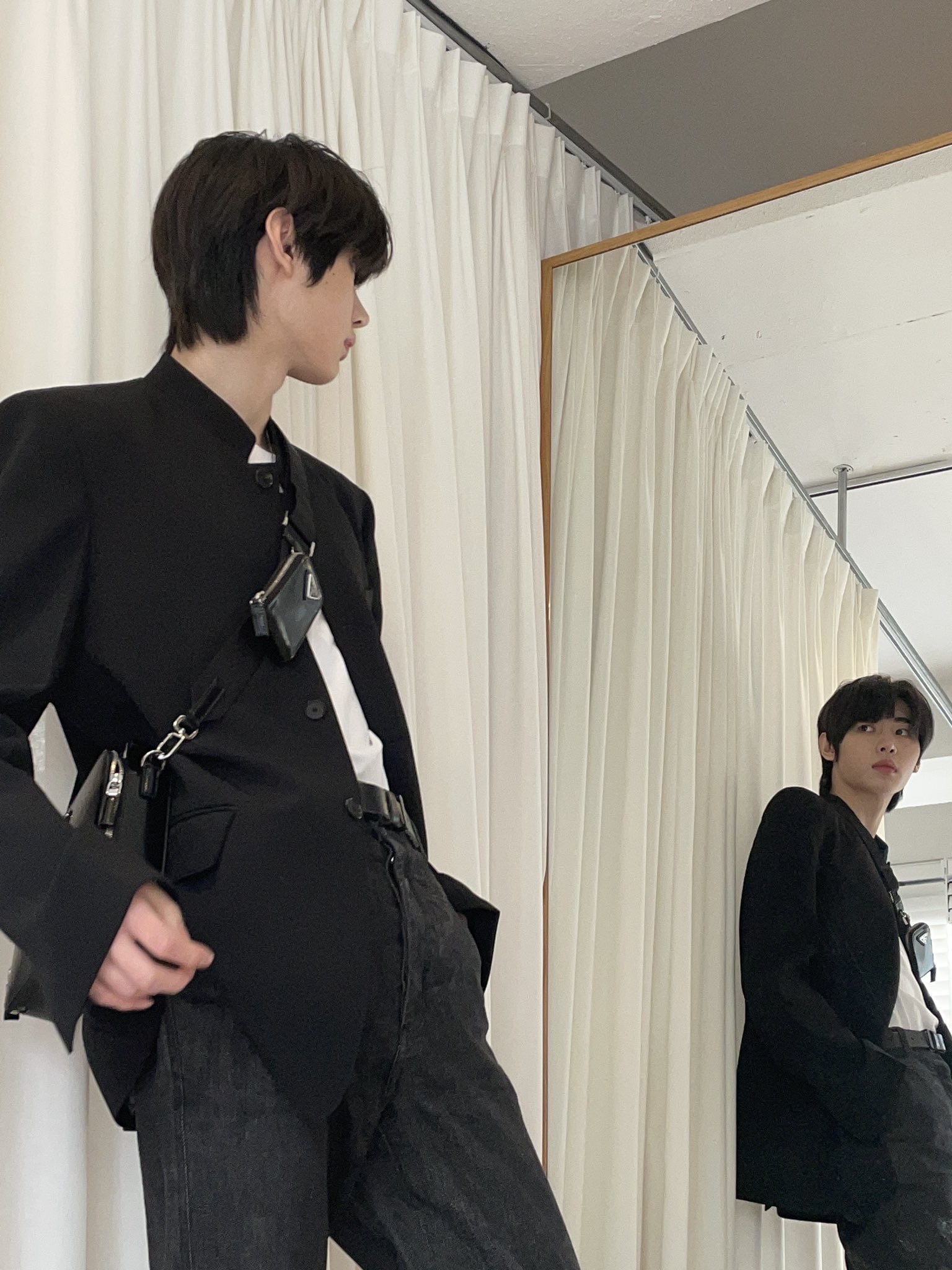 Prada Re-Nylon and Saffiano Leather Shoulder Bag Black, Loewe Fisherman Jeans in Denim Navy Blue 착용 스타일 - 2