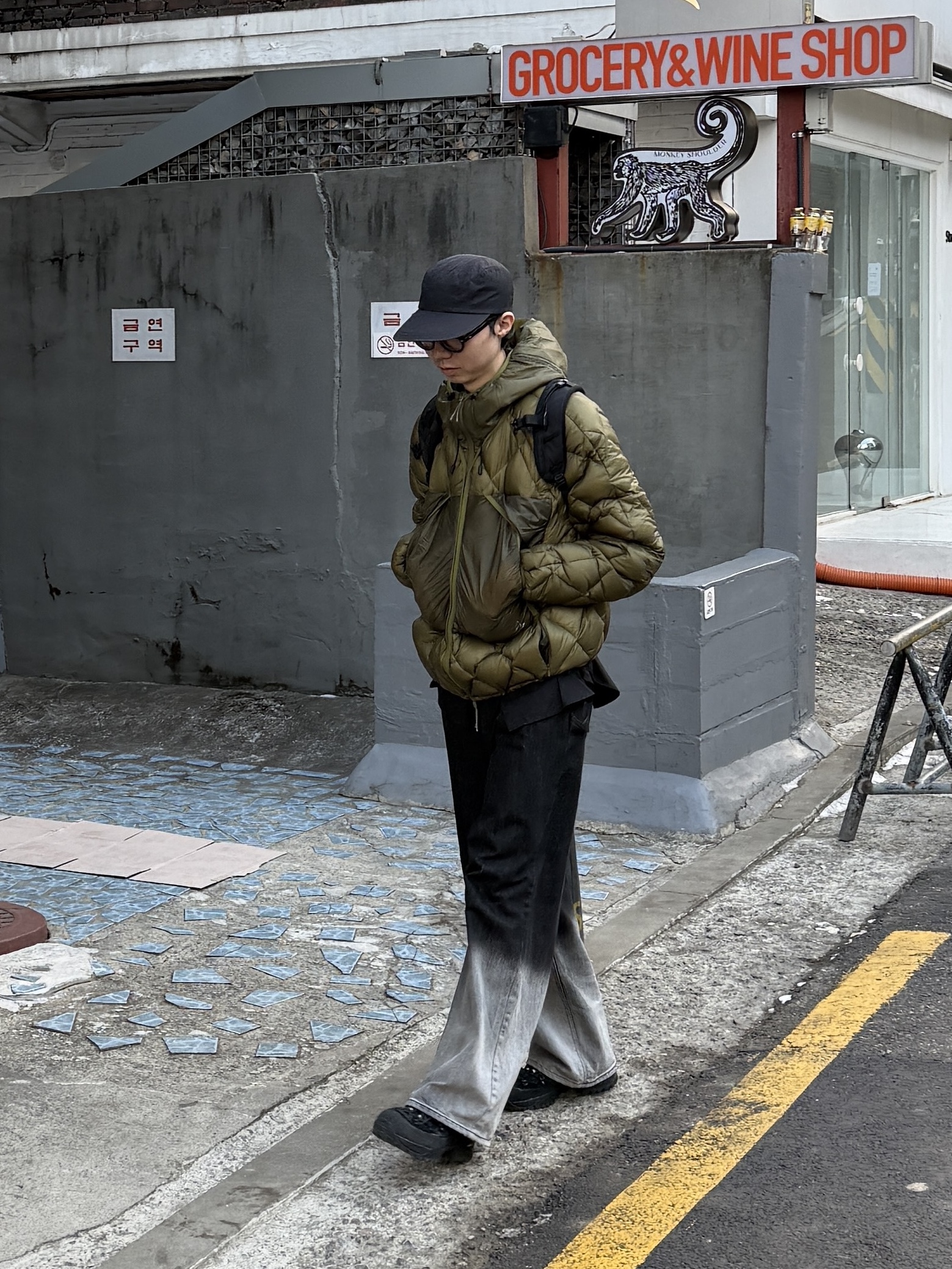 Roa Light Down Jacket Olive Branch, LOSTGARDEN x Kolon Sport Ton Black 착용 스타일 - 1