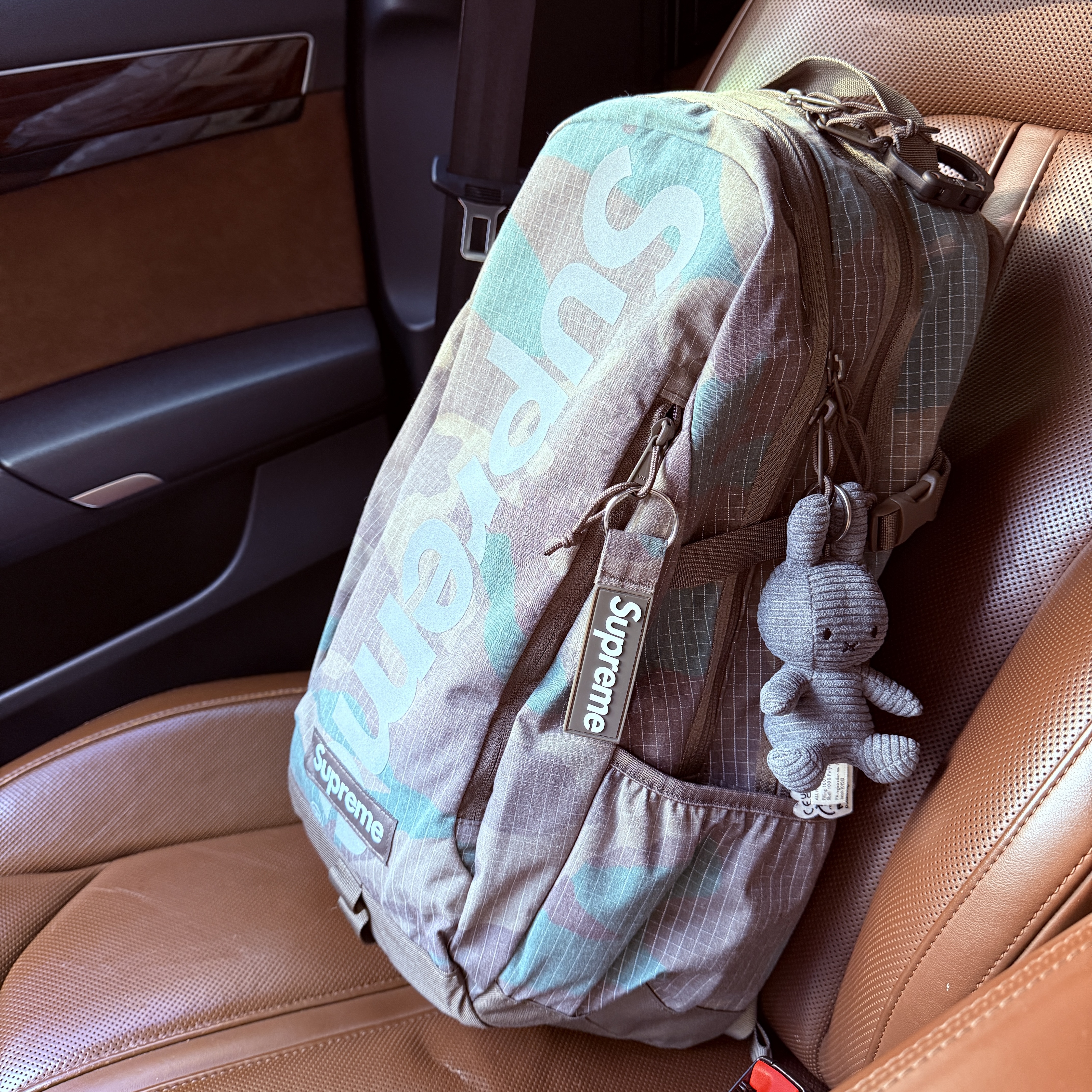 Supreme Backpack Woodland Camo - 24SS, Supreme Ripstop Keychain Woodland Camo - 24SS 착용 스타일