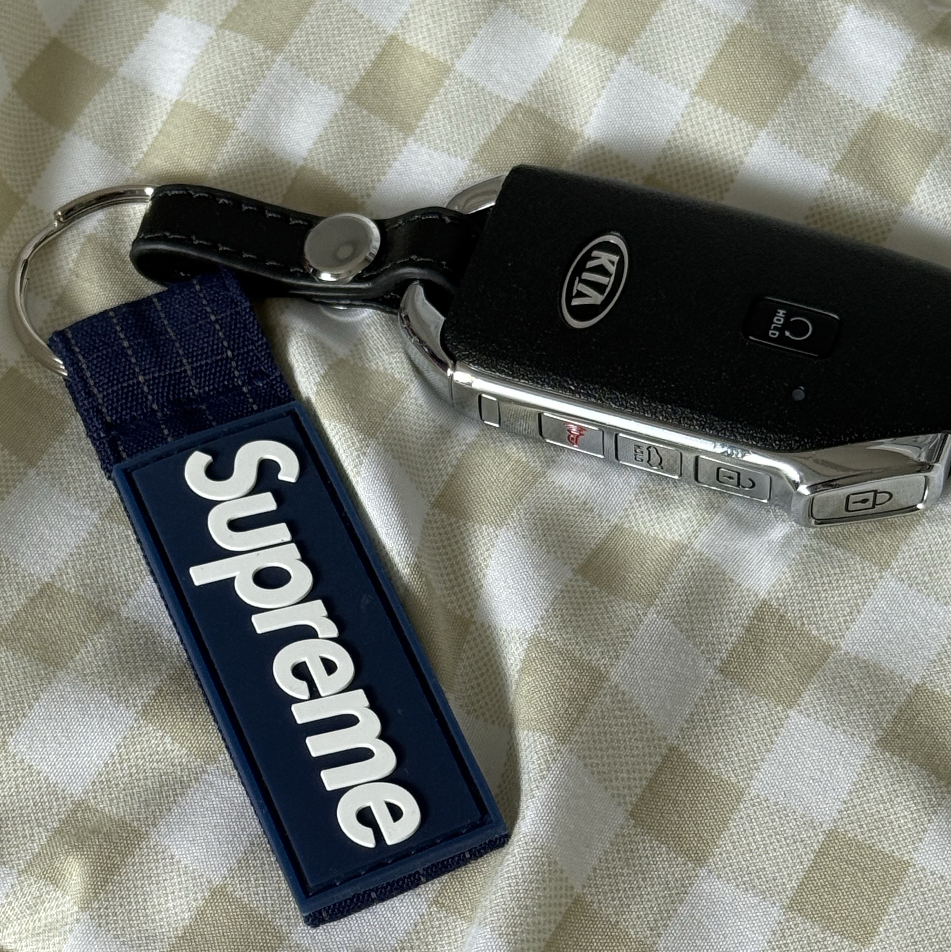 Supreme Ripstop Keychain Navy - 24SS 착용 스타일