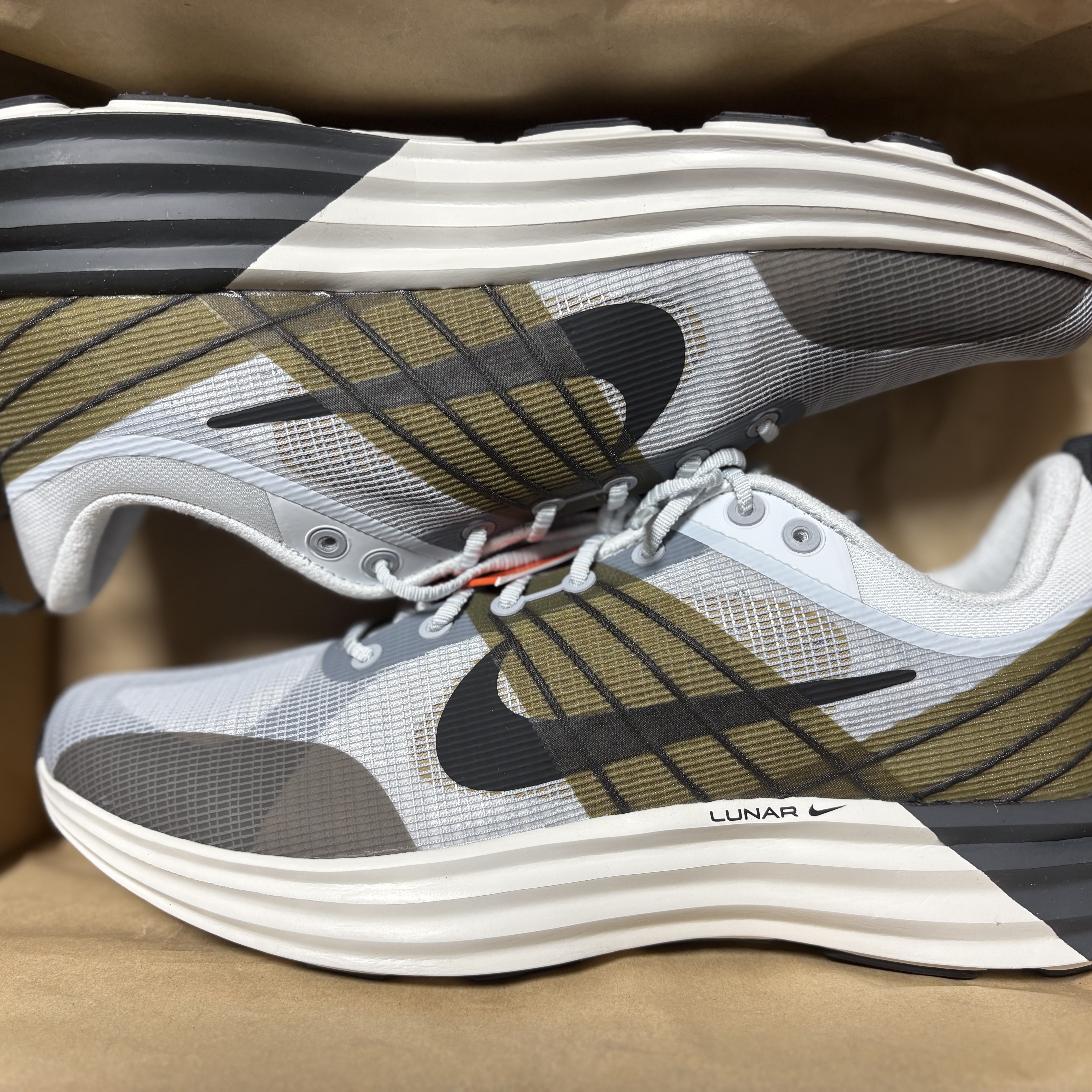 Nike Lunar Roam Platinum Tint Desert Moss 착용 스타일 - 2