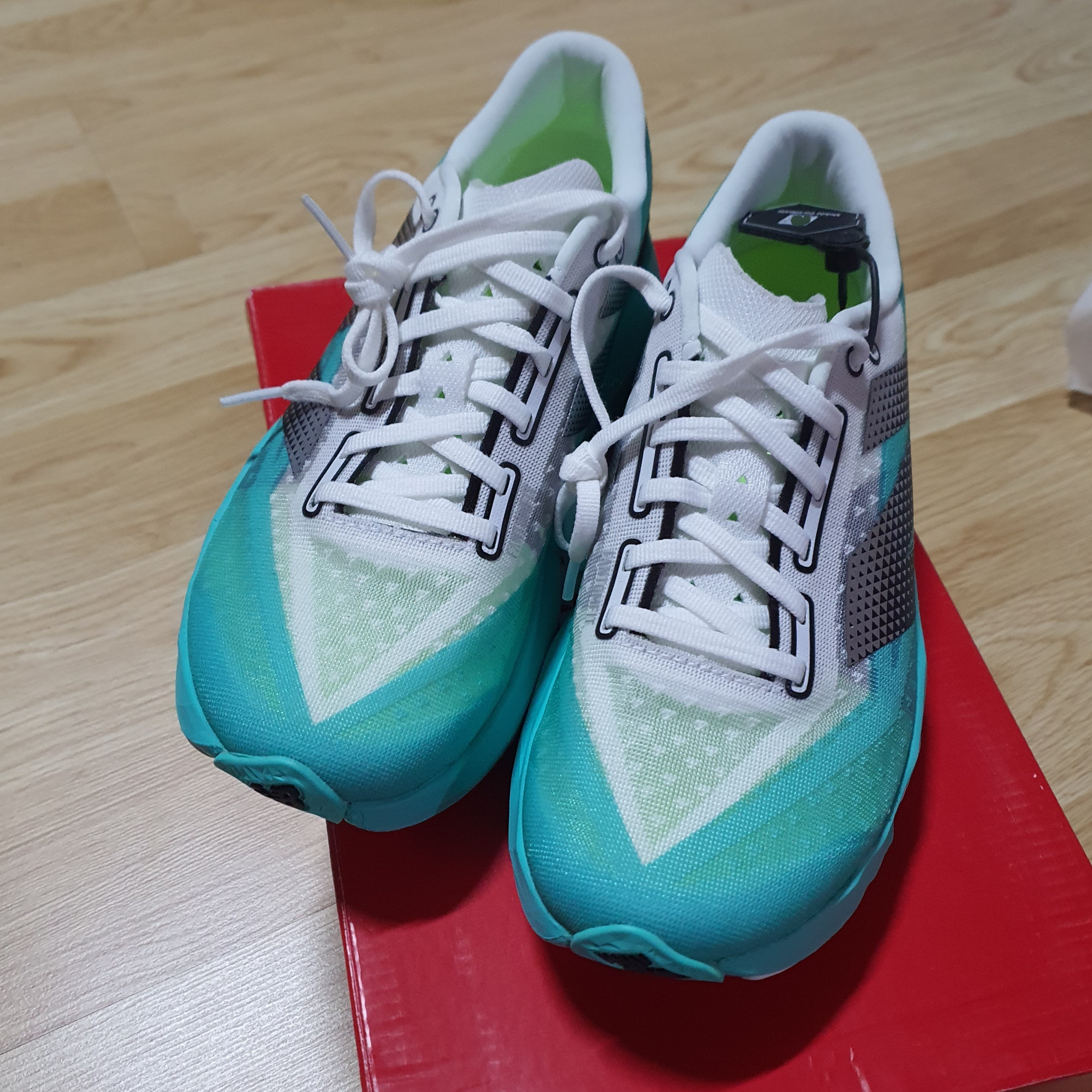 New Balance Fuelcell Rebel v4 Cyber Jade White - D Standard 착용 스타일 - 3