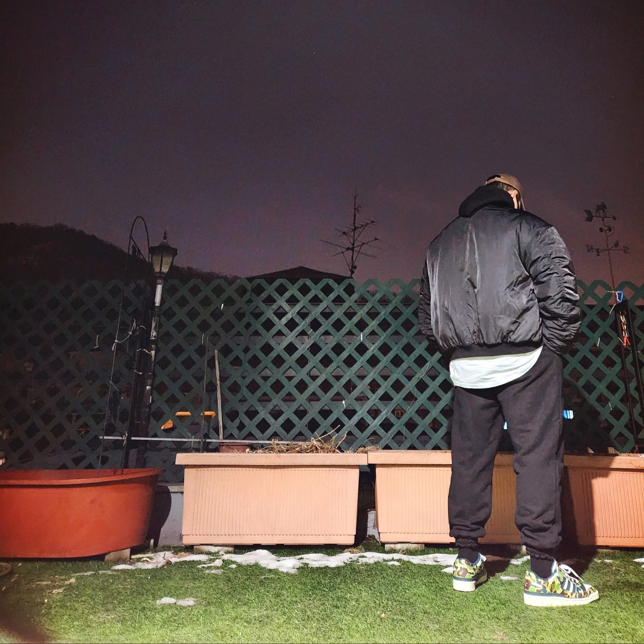Essentials Hoodie Jet Black - 24SS, Adidas x BAPE Forum 84 Low Green Camo 착용 스타일 - 3