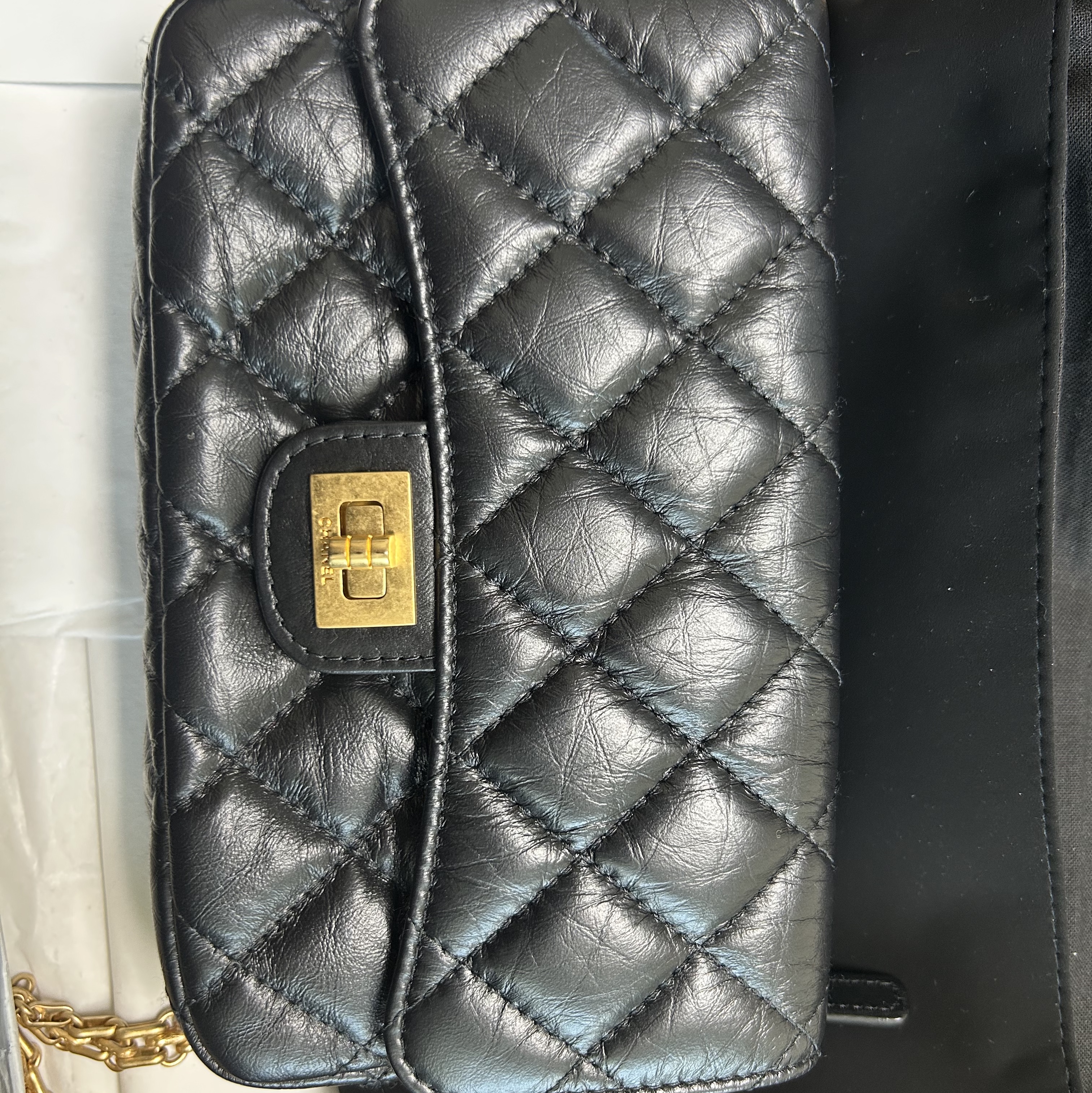 Chanel Flap Phone Holder with Classic Chain Grained Calfskin & Gold Black 착용 스타일