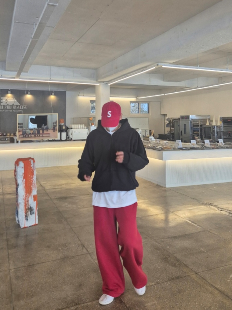 Yeezy YZY Zip-Up Hoodie Black, Supreme Corduroy S Logo 6-Panel Bright Red - 24FW 착용 스타일 - 1