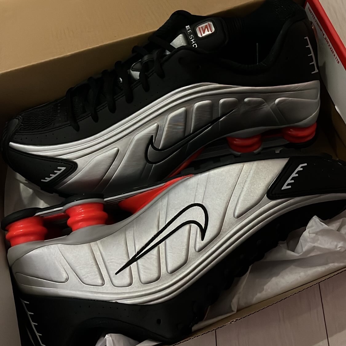 Nike Shox R4 Black and Metallic Silver 착용 스타일