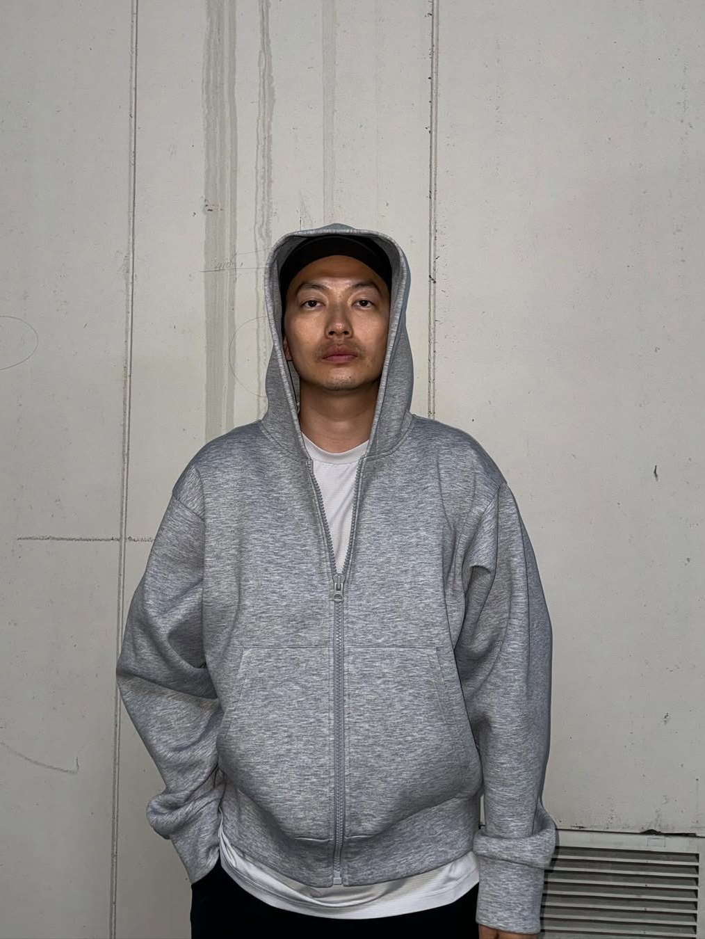 AMI de Coeur Loopback Oragnic Cotton Fleece Zipped Hoodie Heather Ash Grey, Maison Kitsune Tricolor Fox Patch Zip Hoodie Grey Melange 착용 스타일 - 4