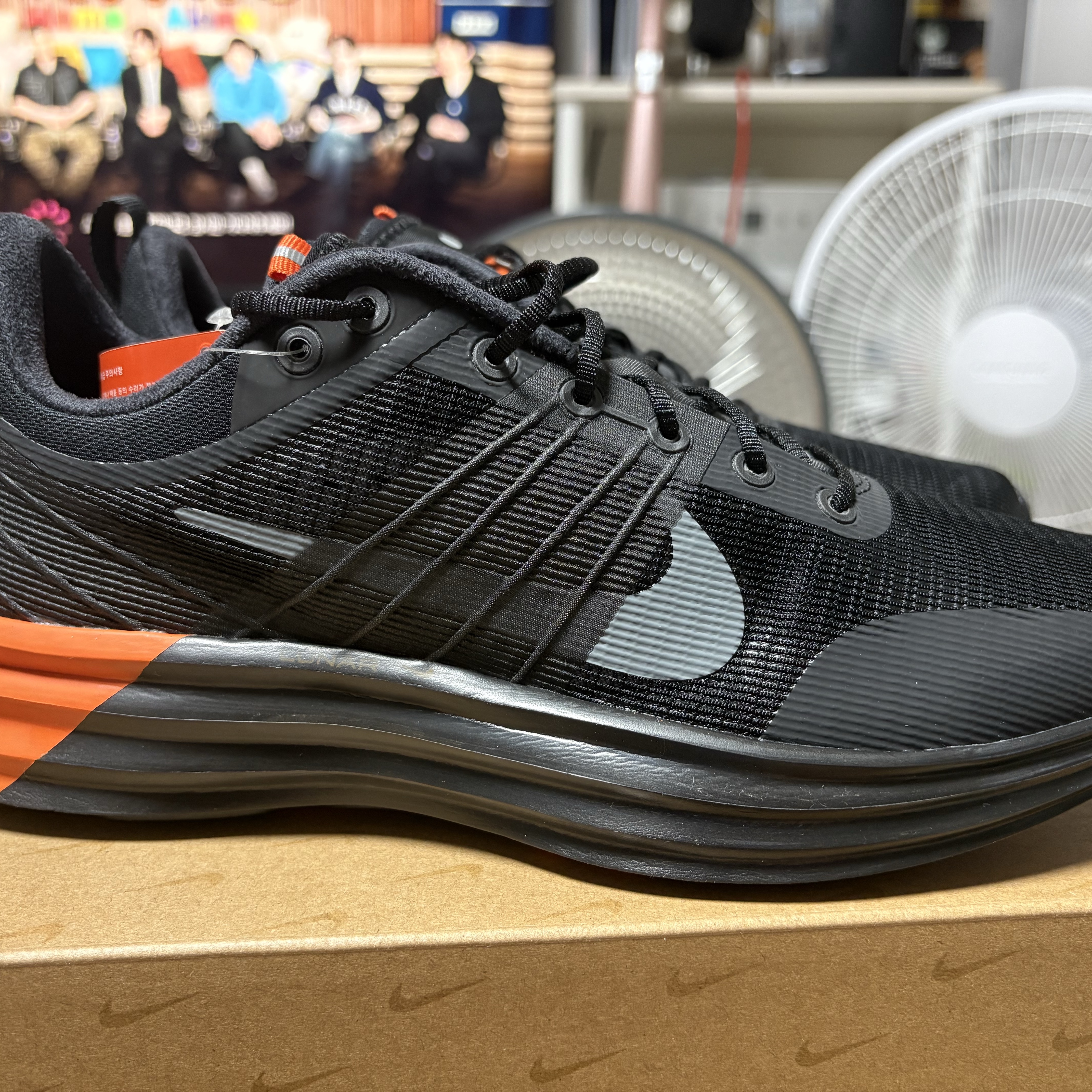 Nike Lunar Roam Black Safety Orange 착용 스타일 - 3