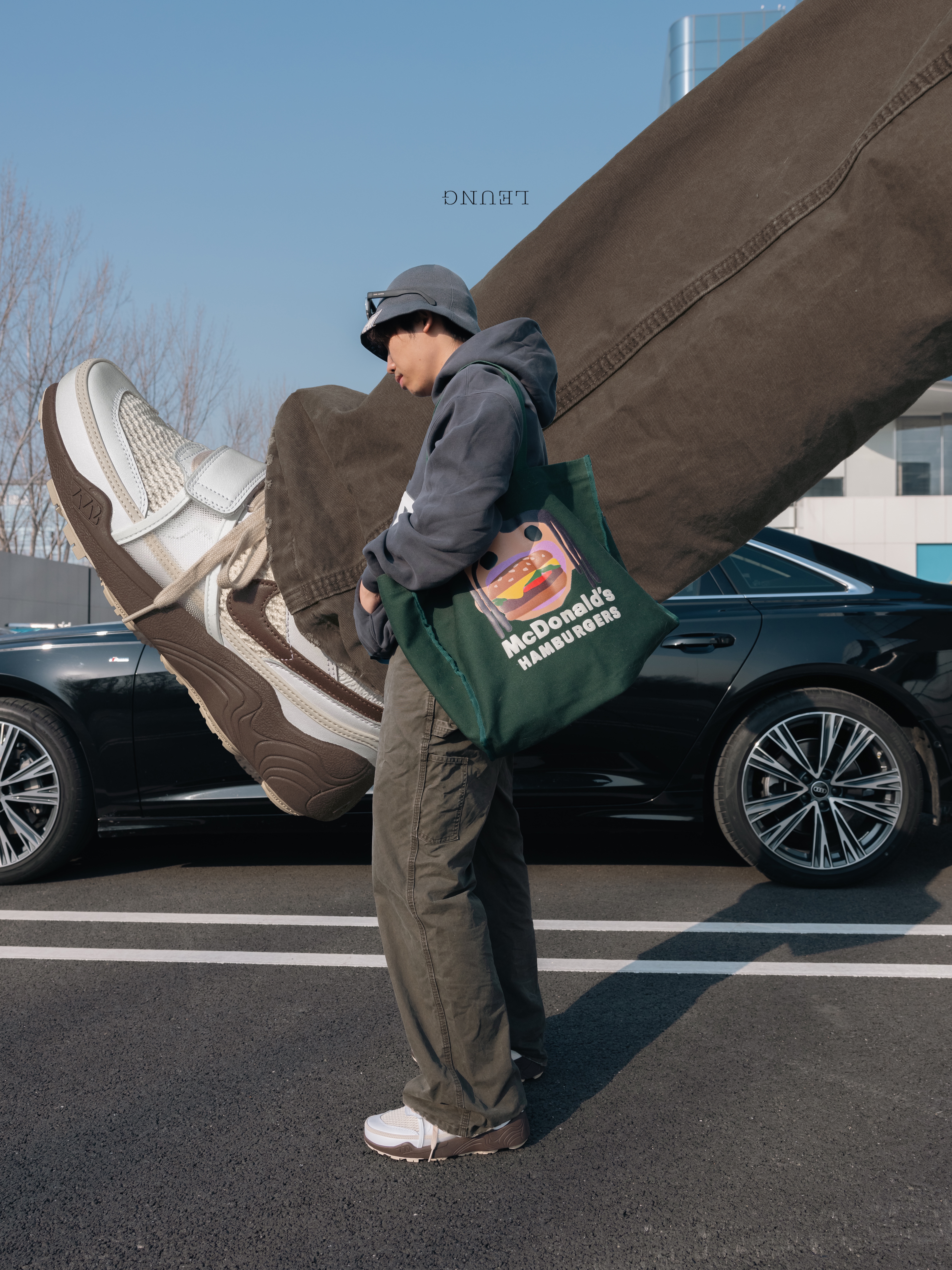 Nike x Travis Scott Zoom Field Jaxx White and Light Chocolate, Louis Vuitton LV Super Vision Square Sunglasses Black 착용 스타일