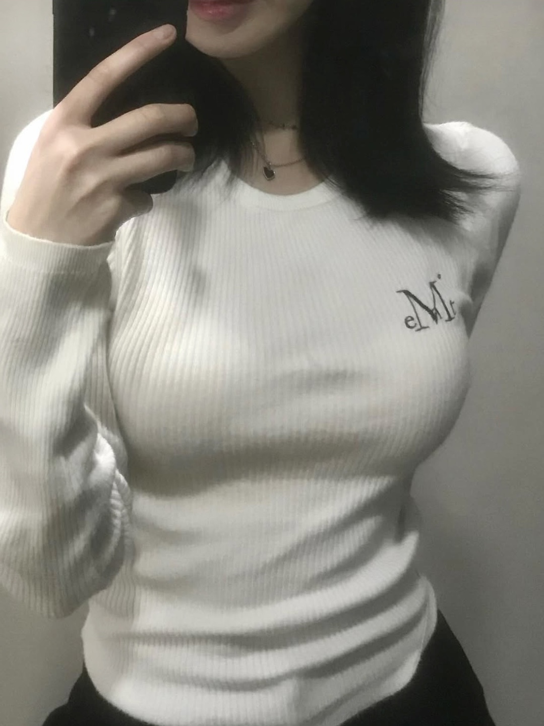 MUCENT Greave R-Neck Crop Rib Knit White 착용 스타일 - 1