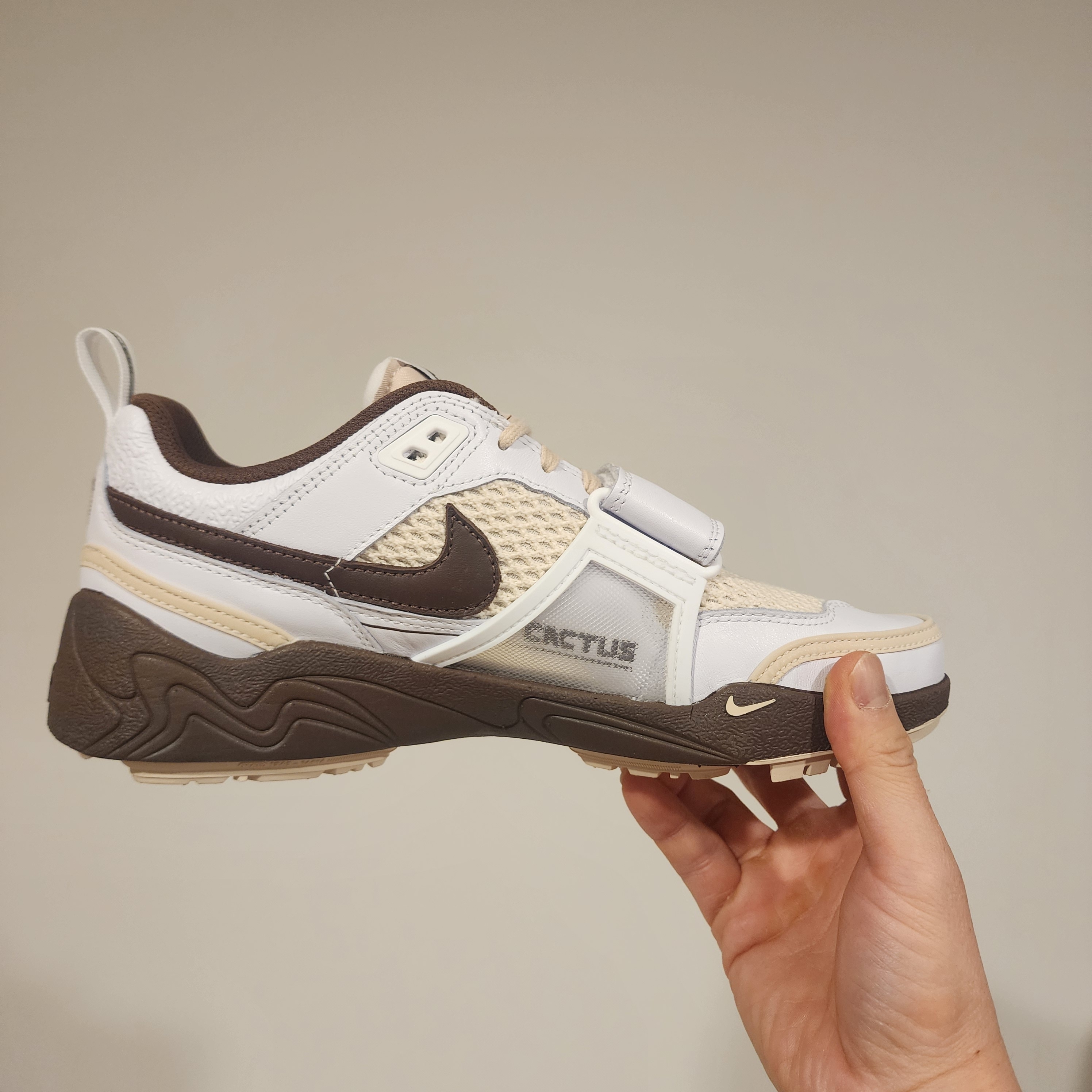 Nike x Travis Scott Zoom Field Jaxx White and Light Chocolate 착용 스타일 - 4