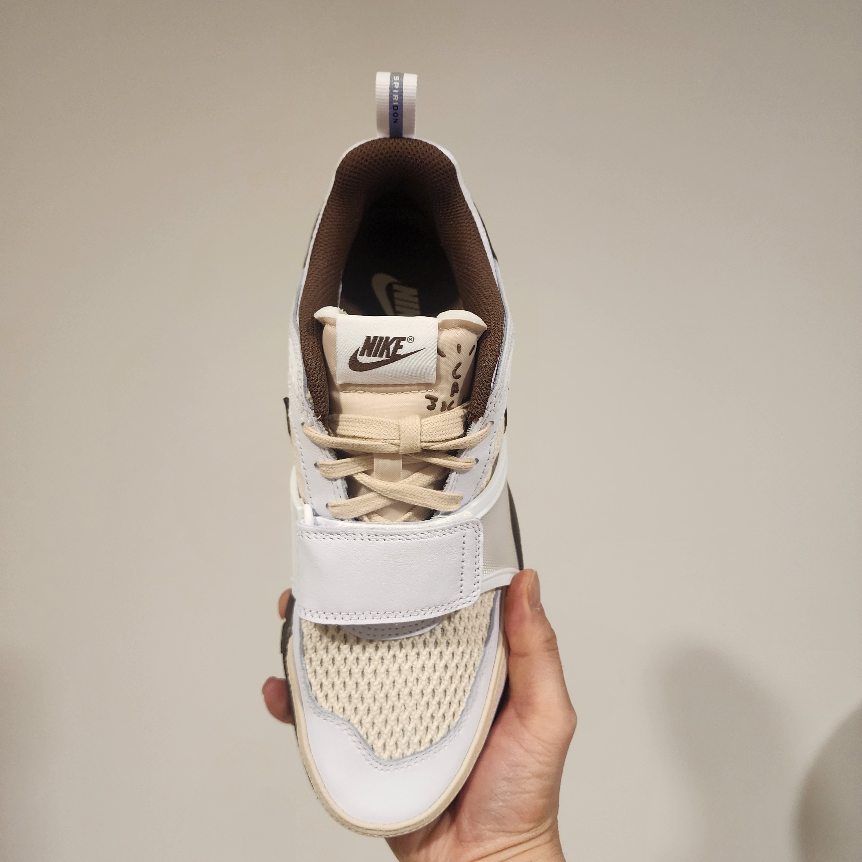 Nike x Travis Scott Zoom Field Jaxx White and Light Chocolate 착용 스타일 - 3