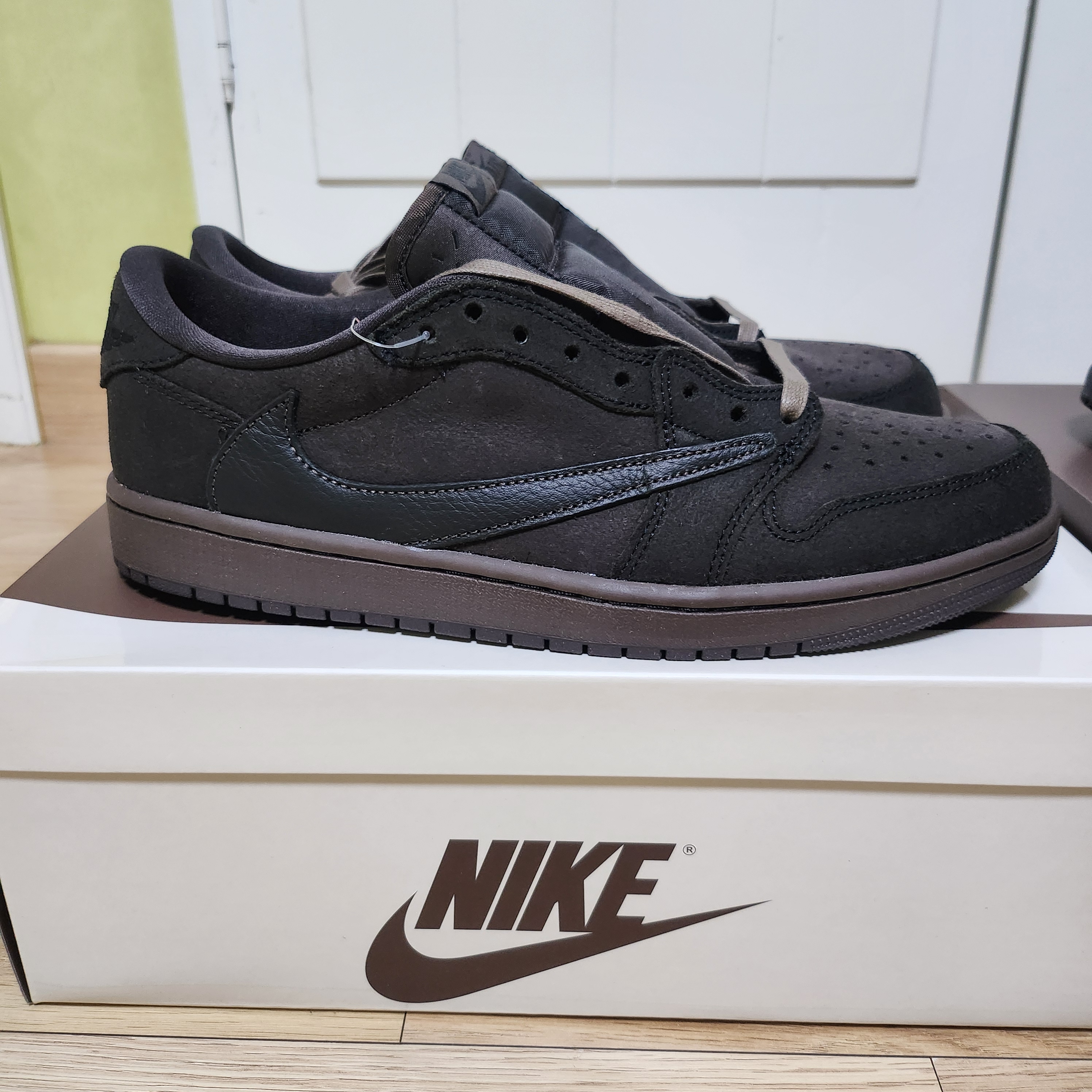 Jordan 1 x Travis Scott Retro Low OG SP Velvet Brown and Dark Mocha 착용 스타일 - 2