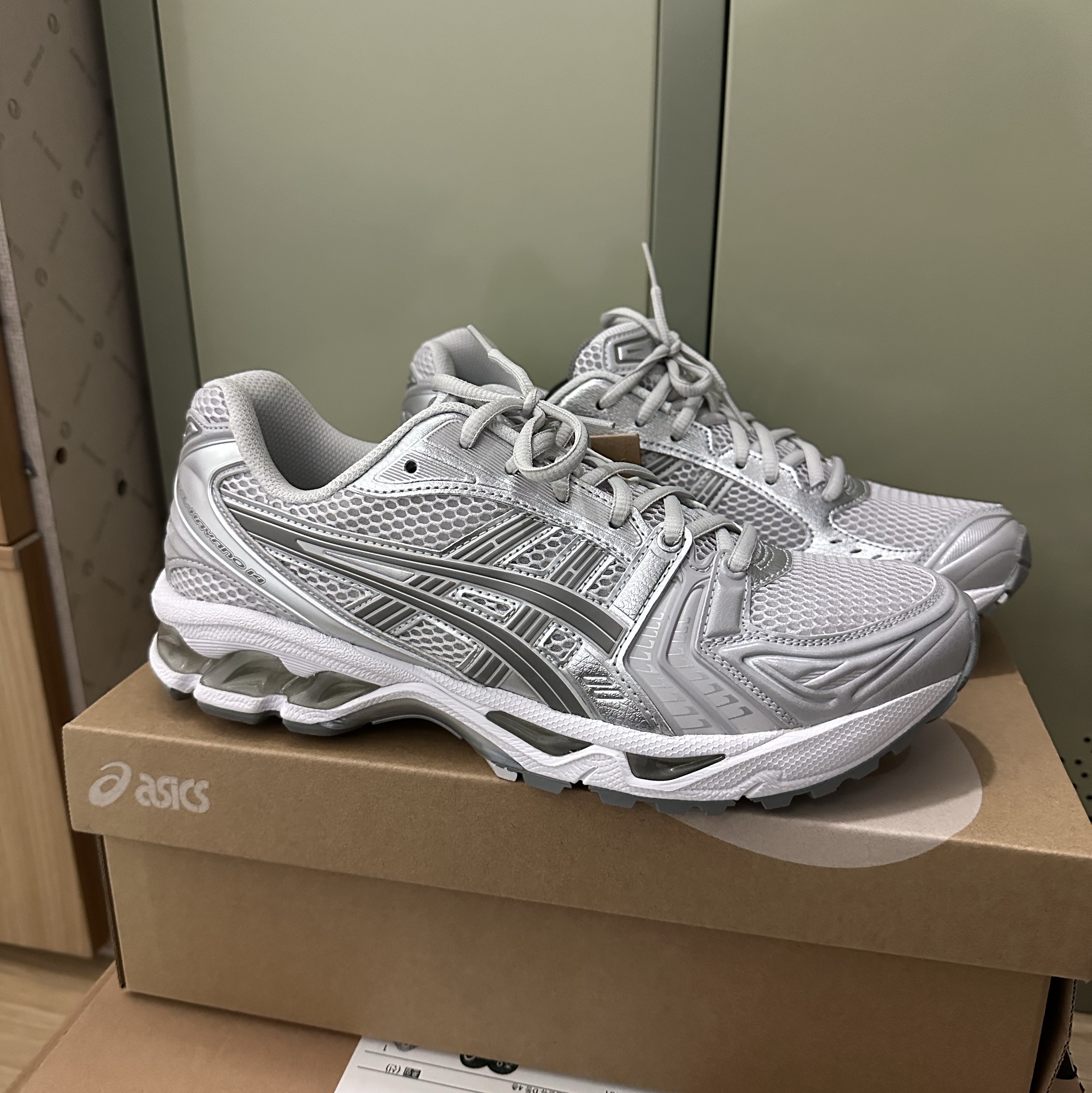 (W) Asics Gel-Kayano 14 Cloud Grey Clay Grey 착용 스타일