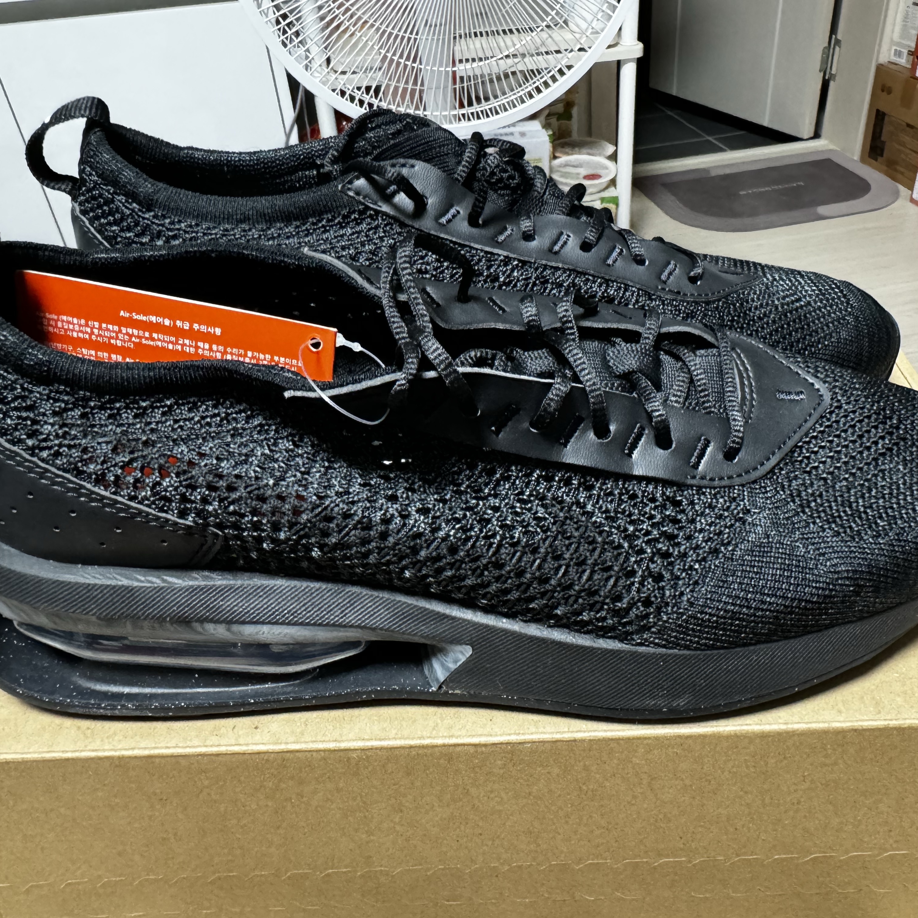 Nike Air Max Flyknit Racer Anthracite Black 착용 스타일 - 2