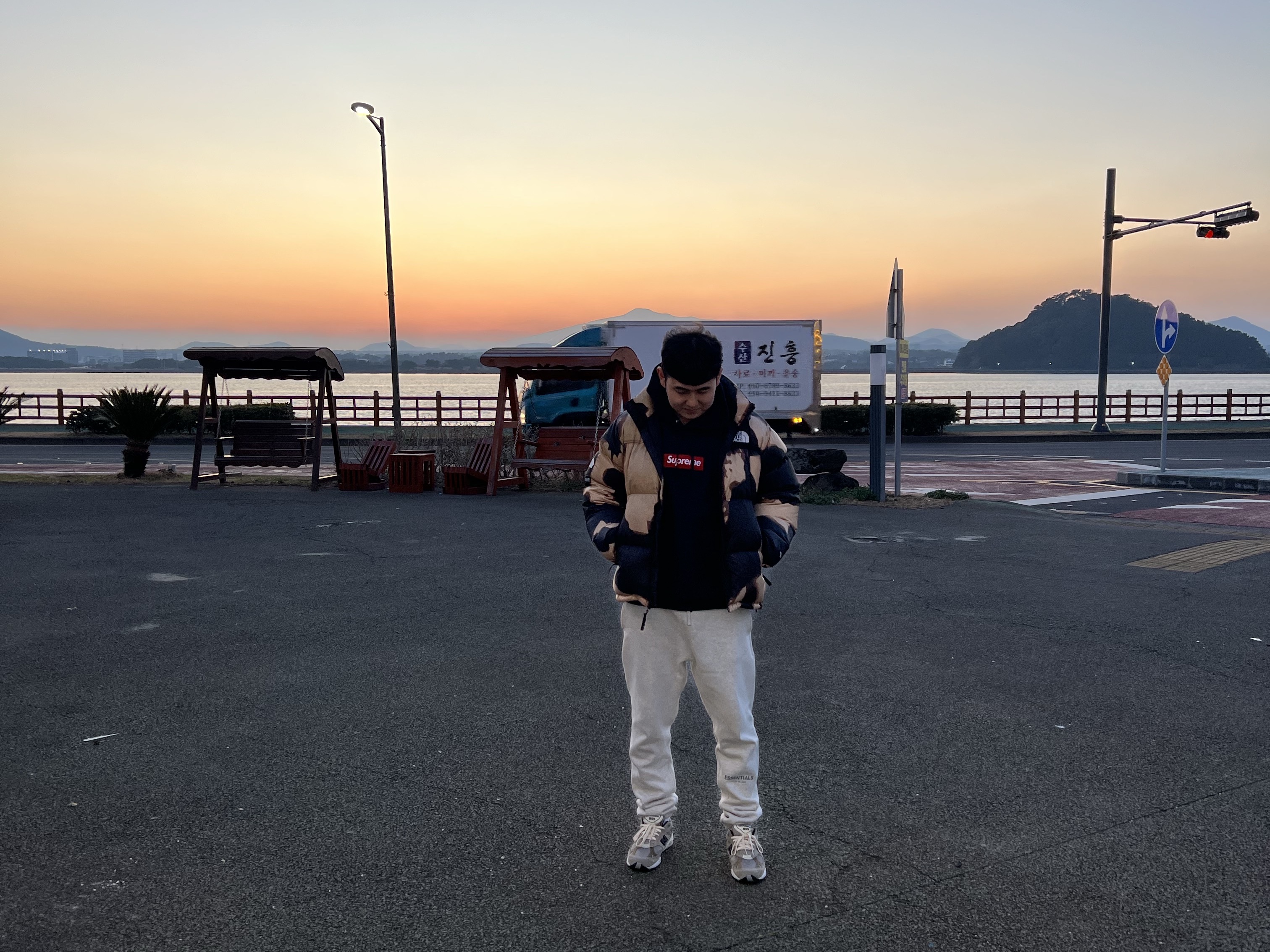 Supreme x The North Face Bleached Denim Print Nuptse Jacket Black - 21FW, Supreme Box Logo Hooded Sweatshirt Navy - 24FW 착용 스타일