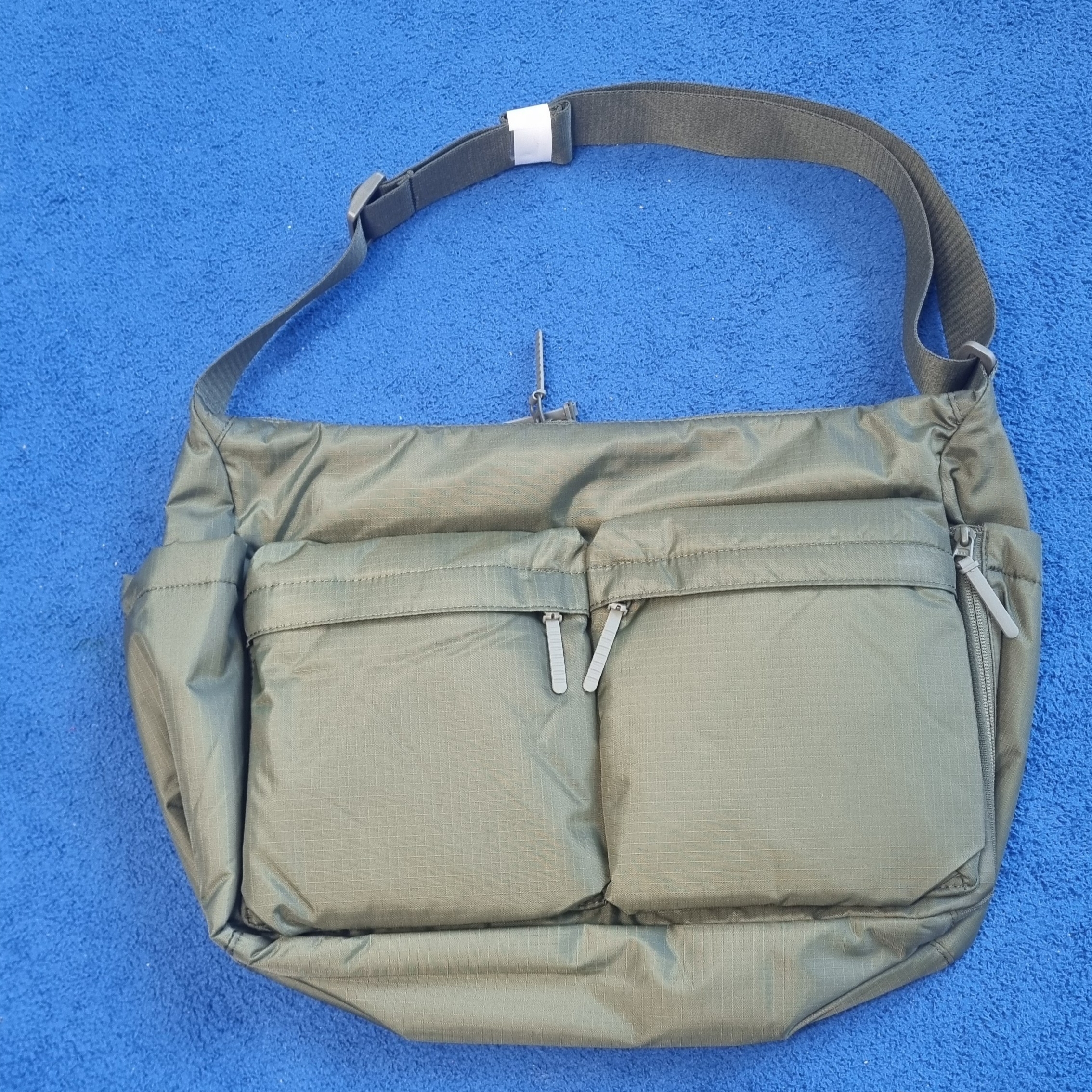 Uniqlo Multi Pocket Shoulder Bag Olive 착용 스타일