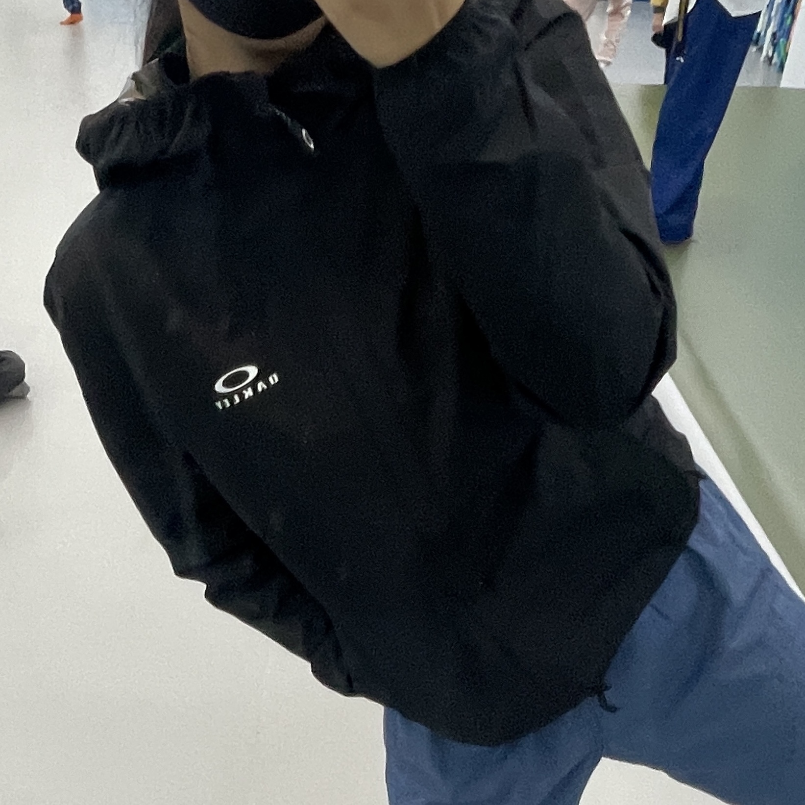 Oakley Elements Shell Jacket 2.0 Blackout 착용 스타일 - 1