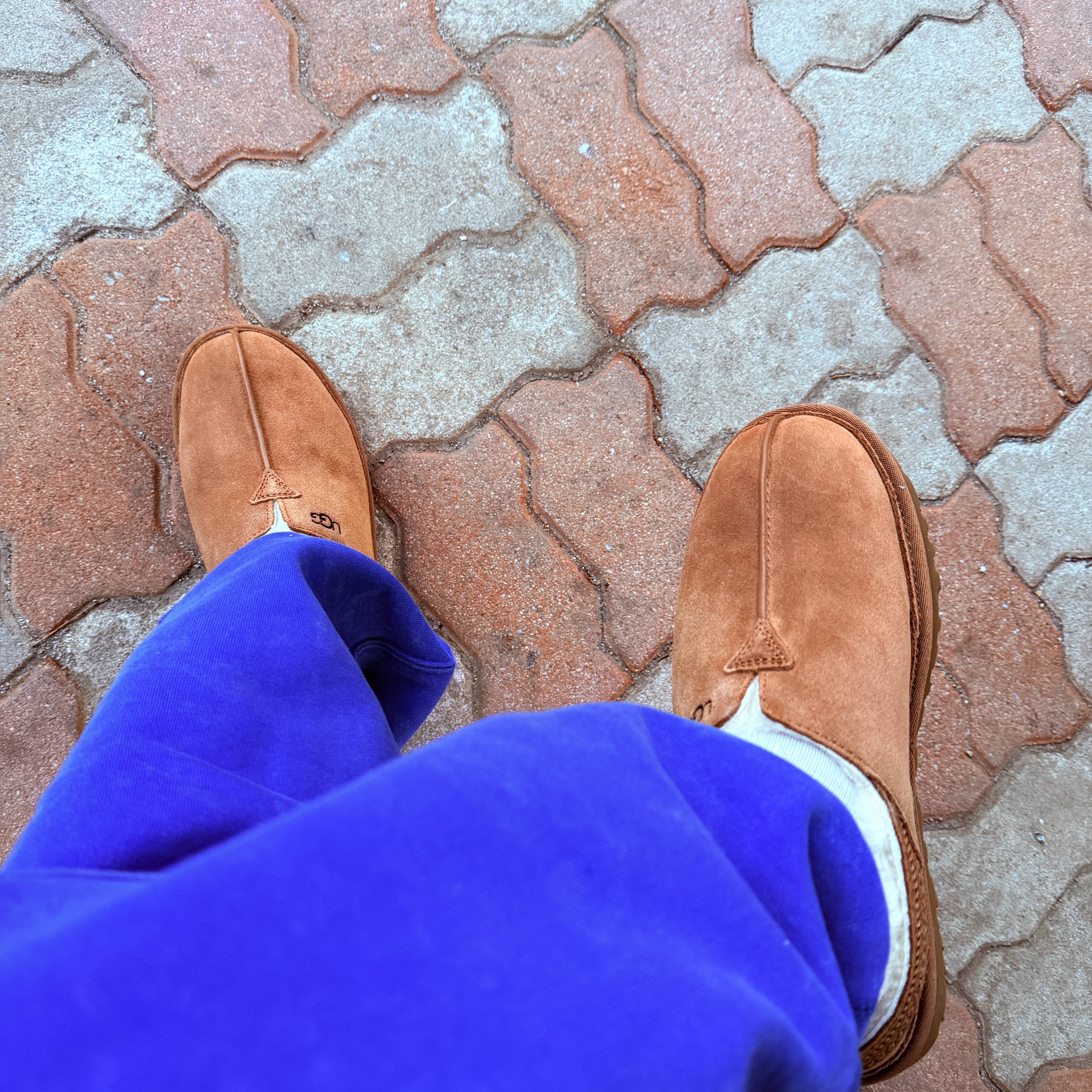 UGG Neuman Chestnut, Nike x Stussy NRG Acid Washed Fleece Pants Game Royal (DR4025-480) 착용 스타일