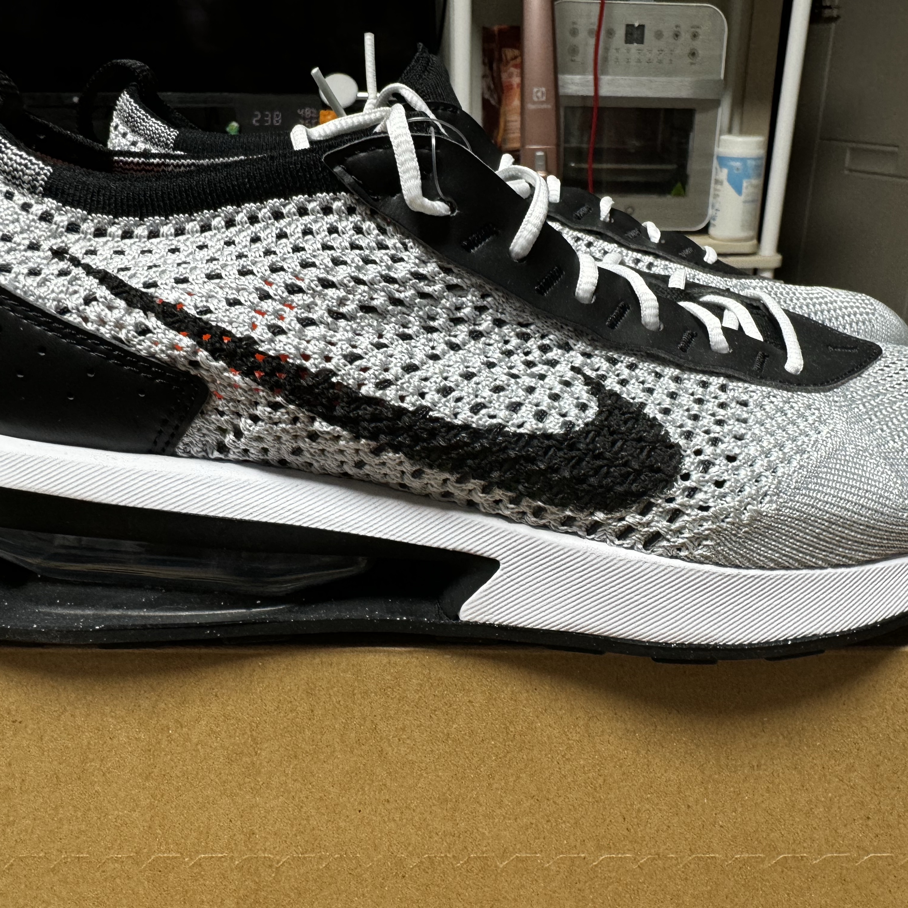 Nike Air Max Flyknit Racer Pure Platinum Black 착용 스타일 - 2