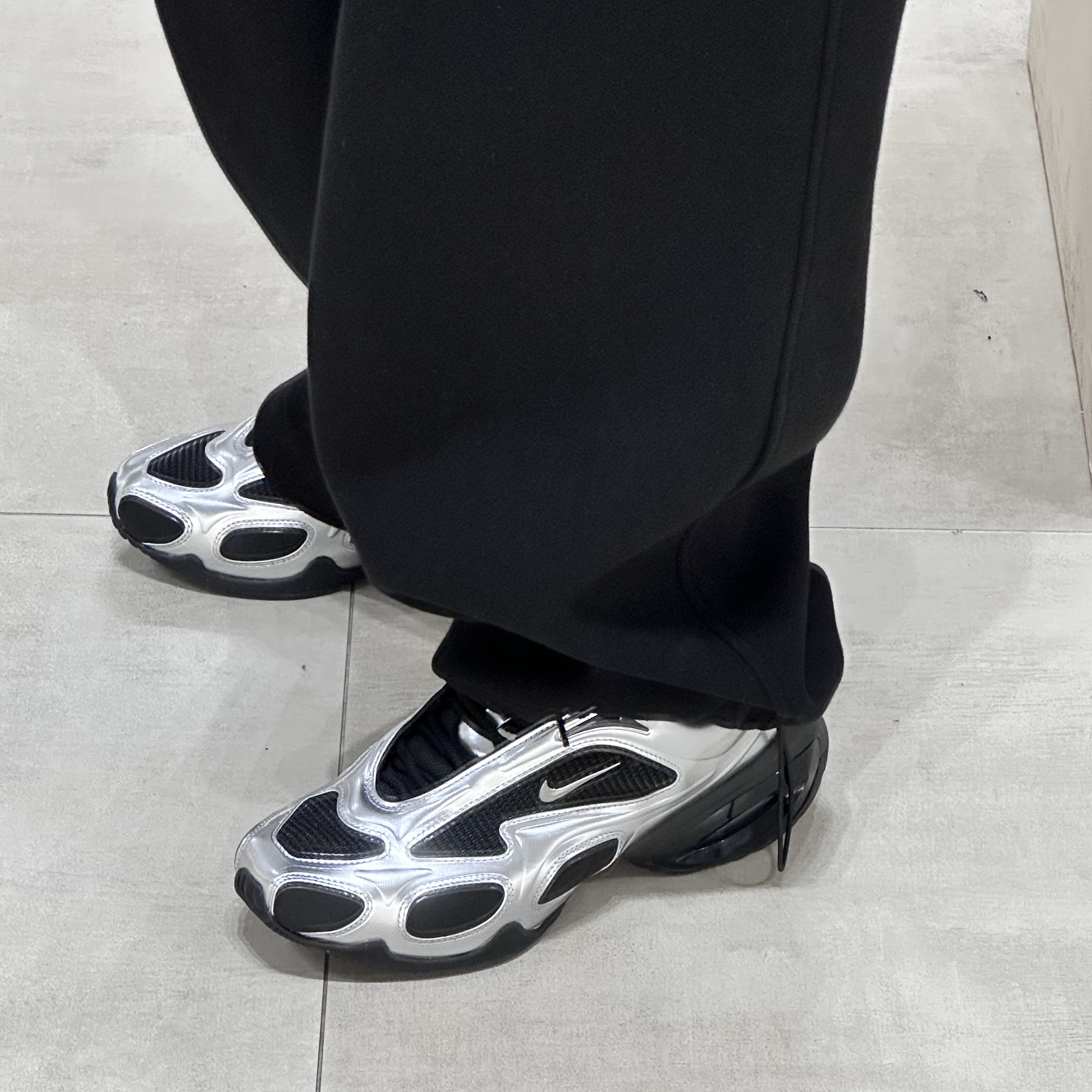 (W) Nike Air Max Muse Black and Metallic Silver 착용 스타일