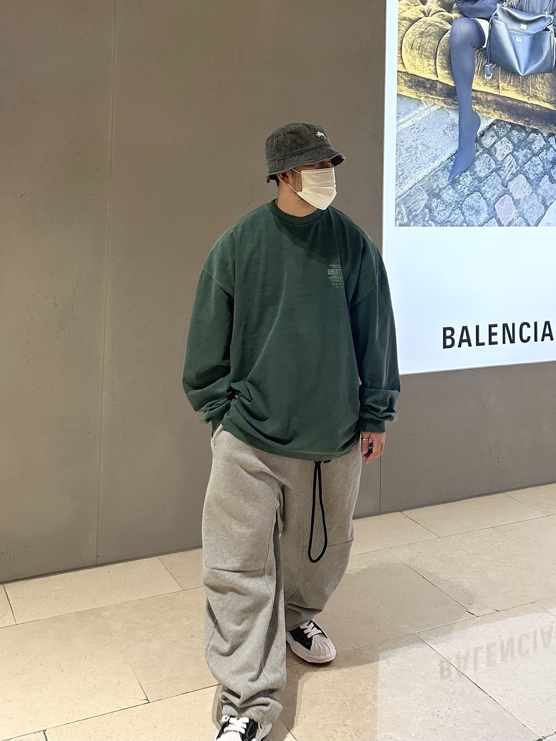 Stussy Washed Stock Bucket Hat Charcoal, Maison Mihara Yasuhiro Blakey OG Sole Canvas Low-top Sneakers Black White 착용 스타일 - 5