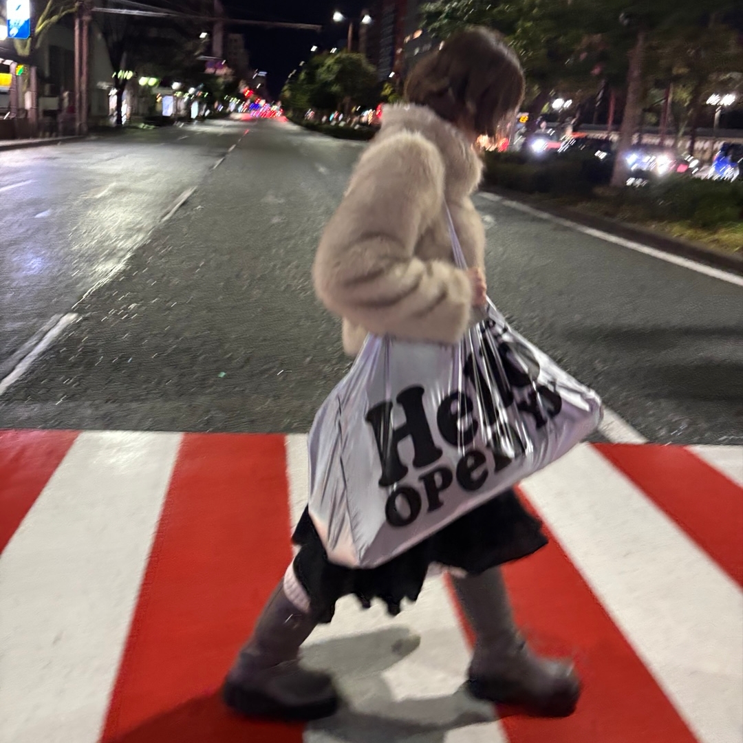 Open Yy x Hello Kitty Shopper Tote Bag Silver 착용 스타일