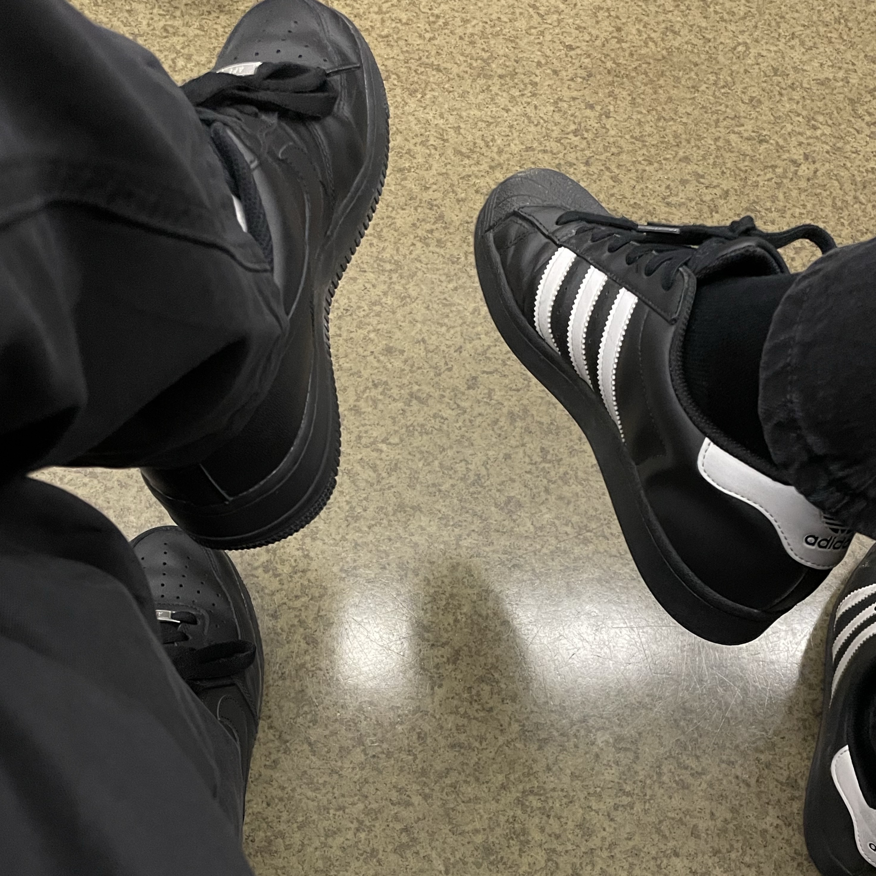 Nike Air Force 1 '07 Low Triple Black, Adidas Superstar Core Black White 착용 스타일