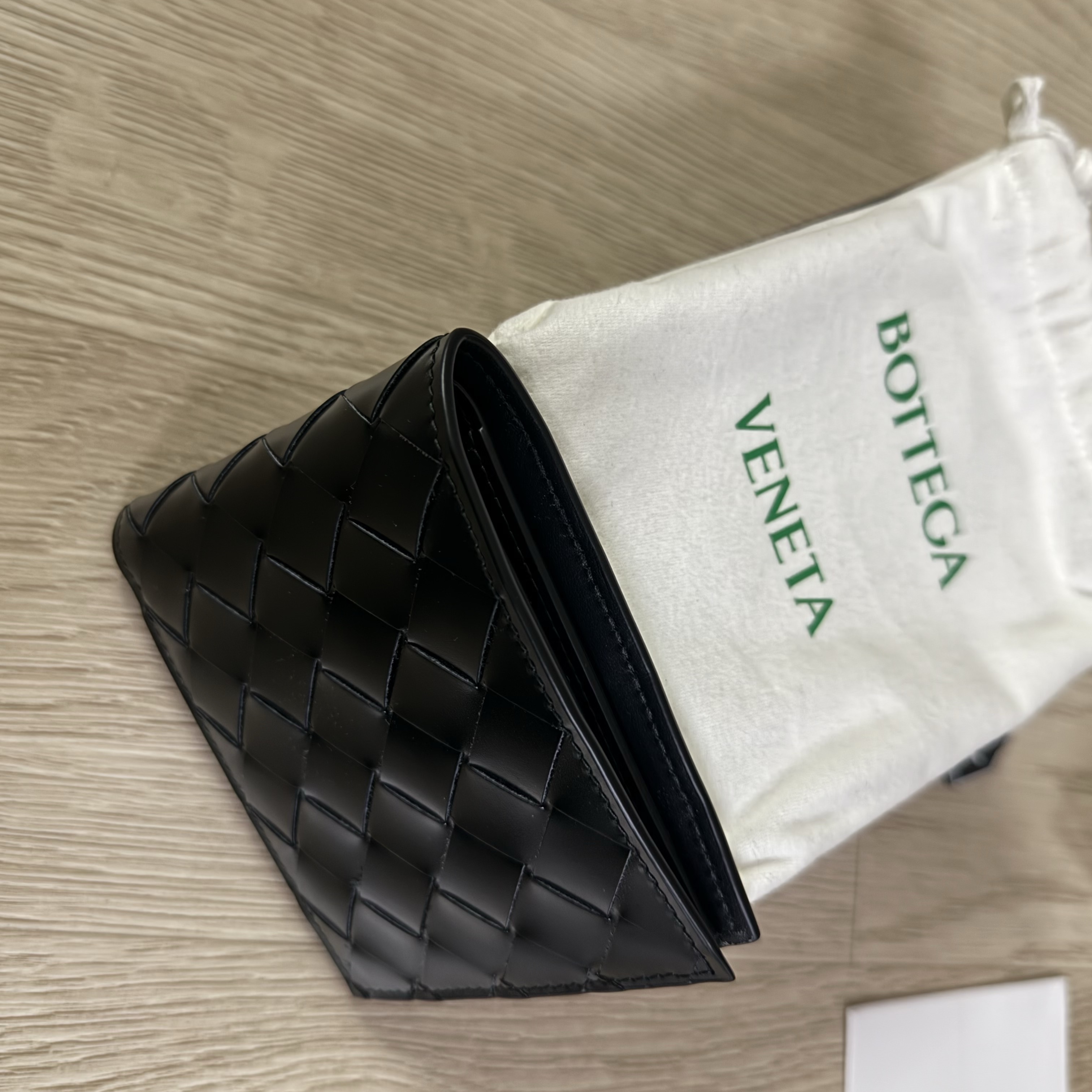 Bottega Veneta Bi-Fold Wallet Black 착용 스타일 - 2
