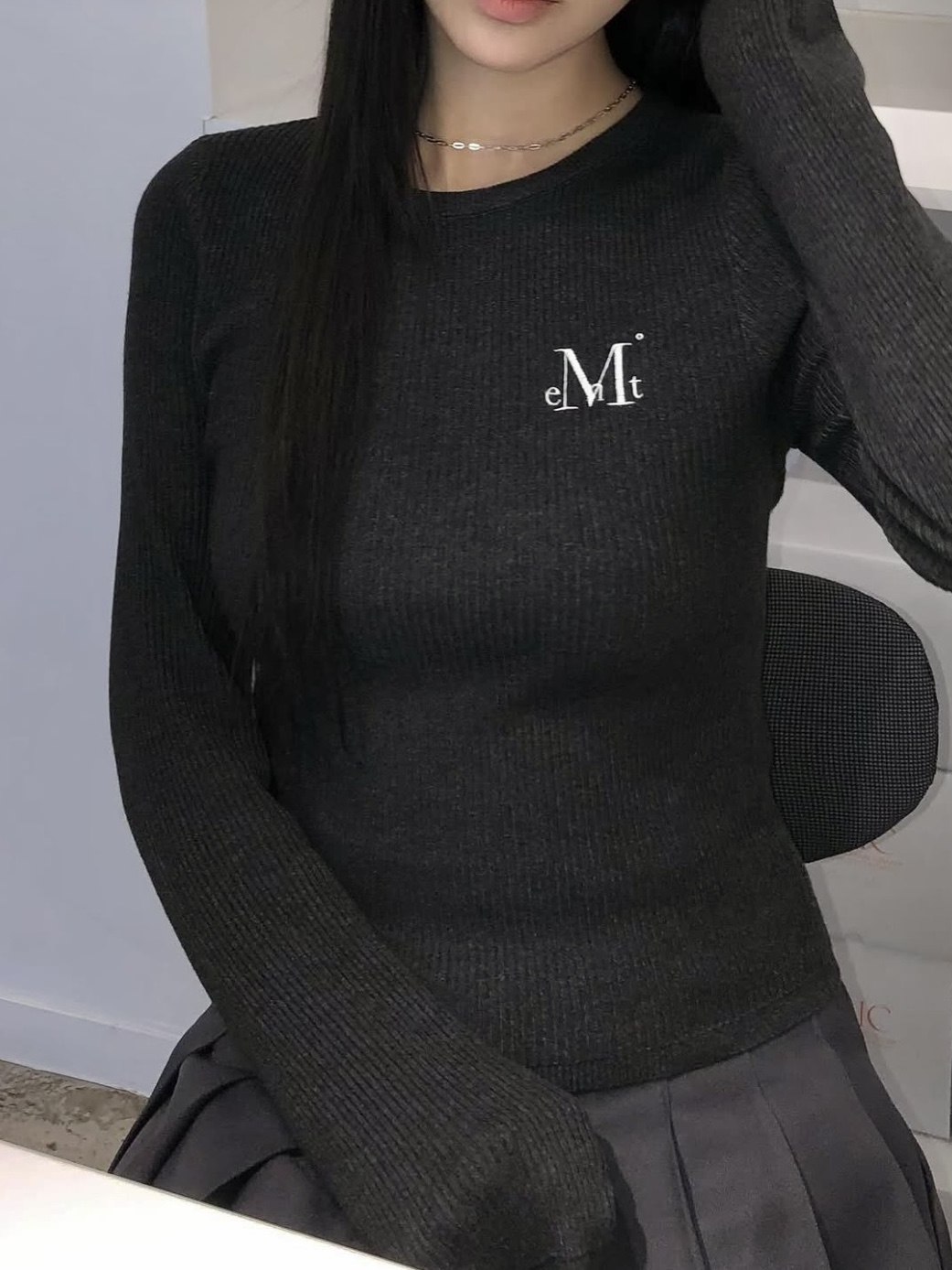 MUCENT Greave R-Neck Crop Rib Knit Charcoal 착용 스타일 - 3