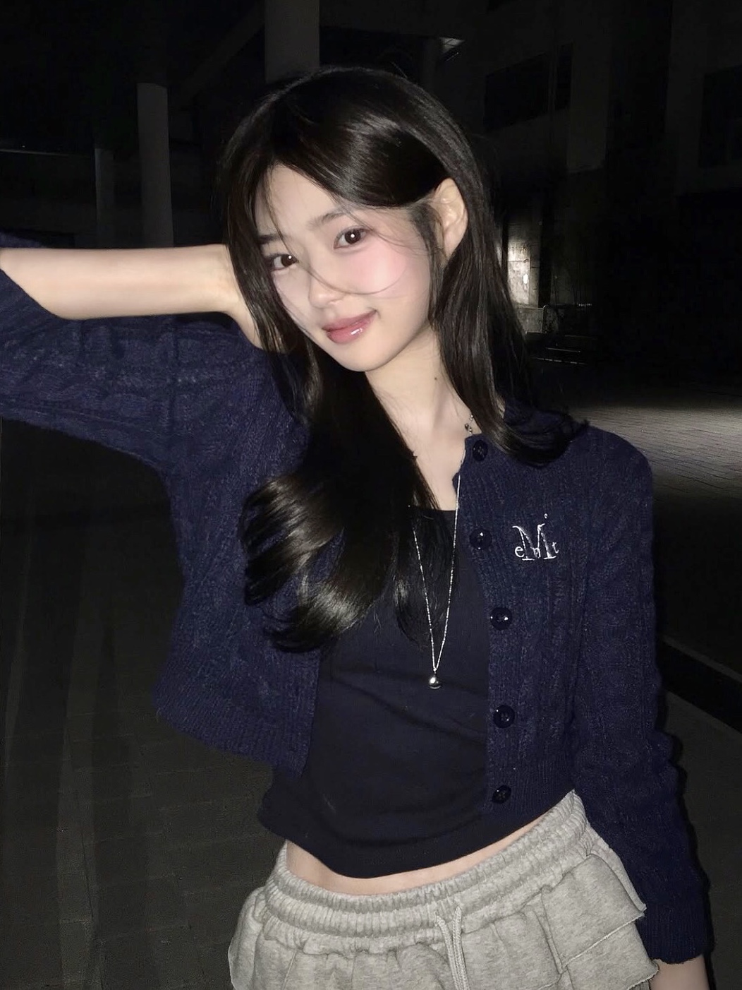 MUCENT Vester Crop R-Neck Knit Cardigan Navy, Adidas Samba OG Cloud White 착용 스타일 - 4