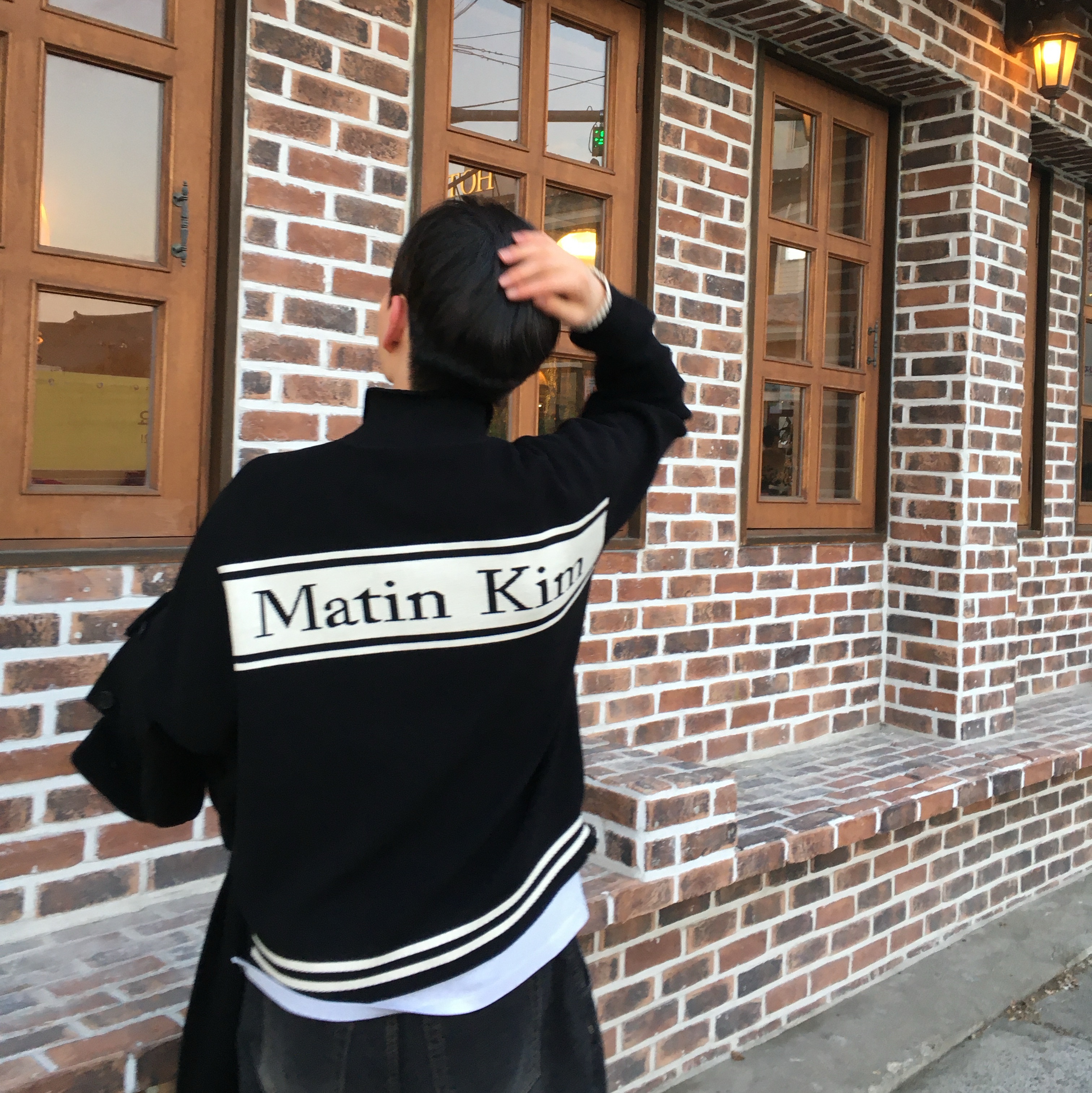 Matin Kim Spell Point Stripe Knit Cardigan Black 착용 스타일 - 1