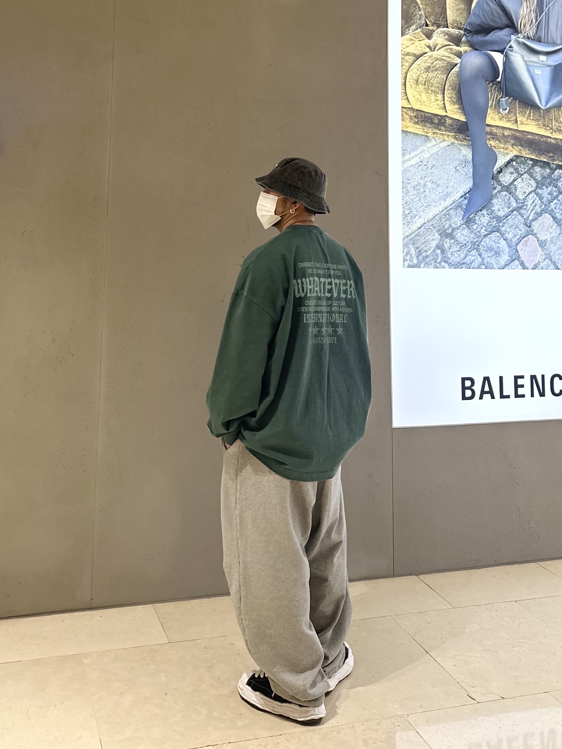 Stussy Washed Stock Bucket Hat Charcoal, Maison Mihara Yasuhiro Blakey OG Sole Canvas Low-top Sneakers Black White 착용 스타일 - 4