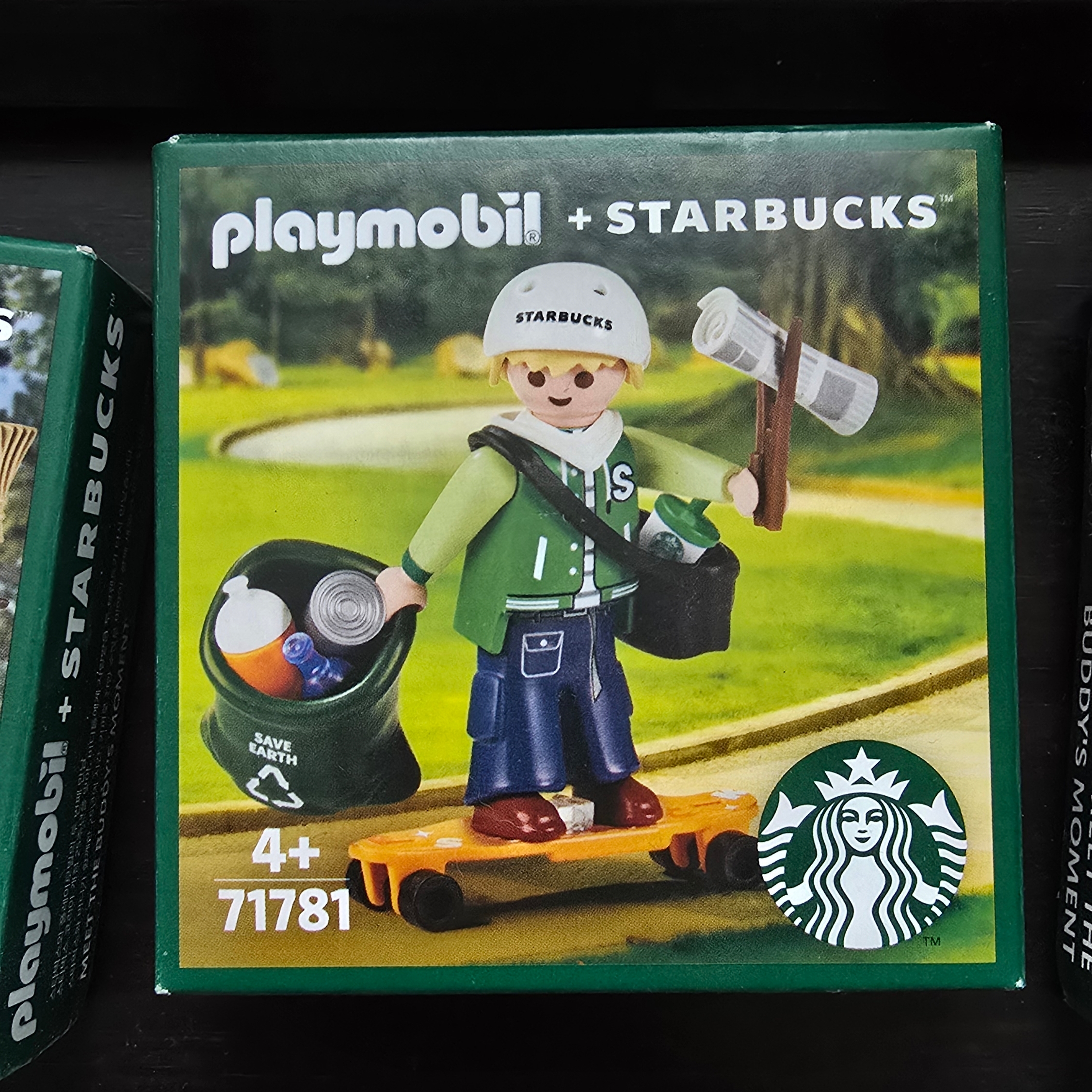 Starbucks x Playmobil Buddy Peter 착용 스타일