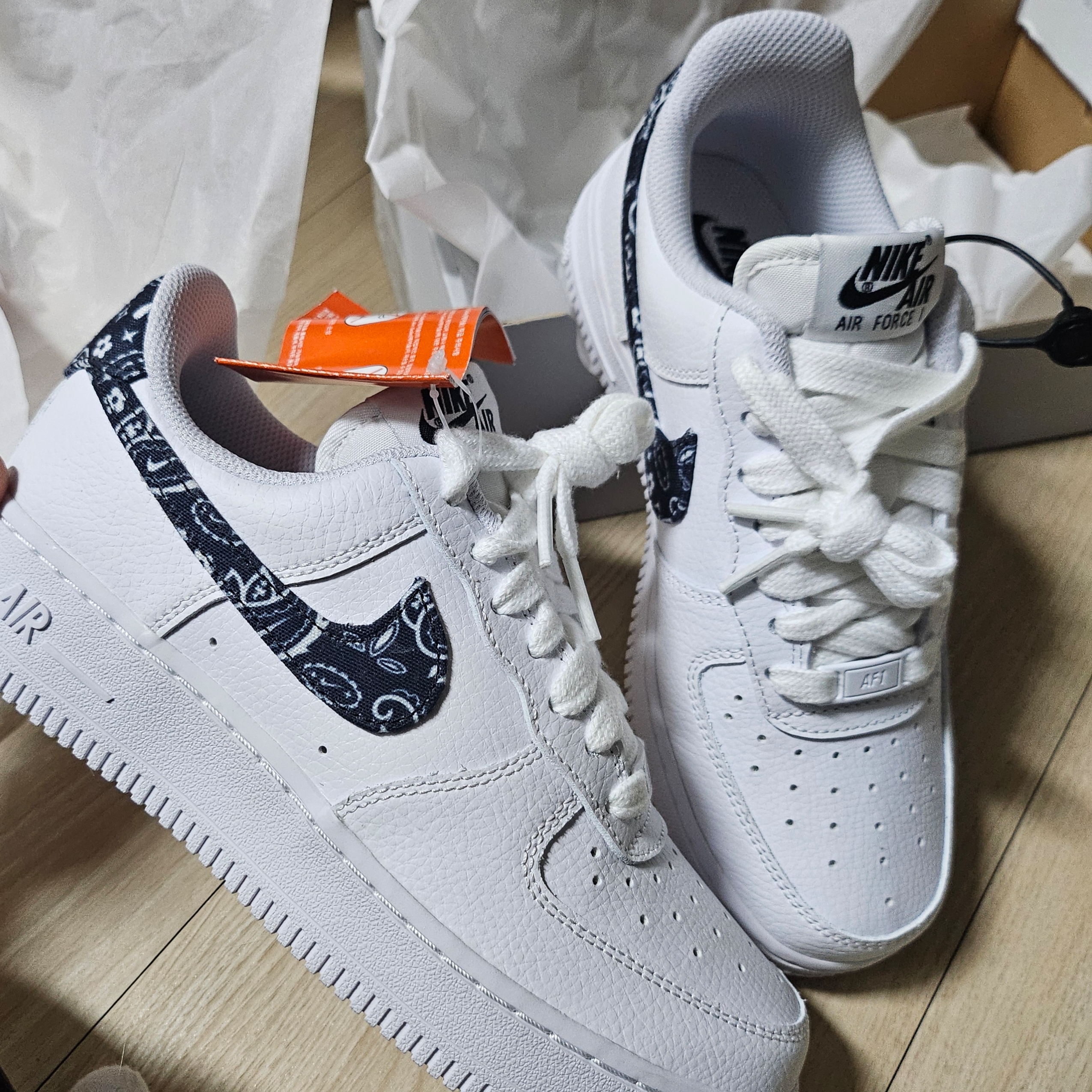 (W) Nike Air Force 1 '07 Essential Paisley Swoosh White Black 착용 스타일