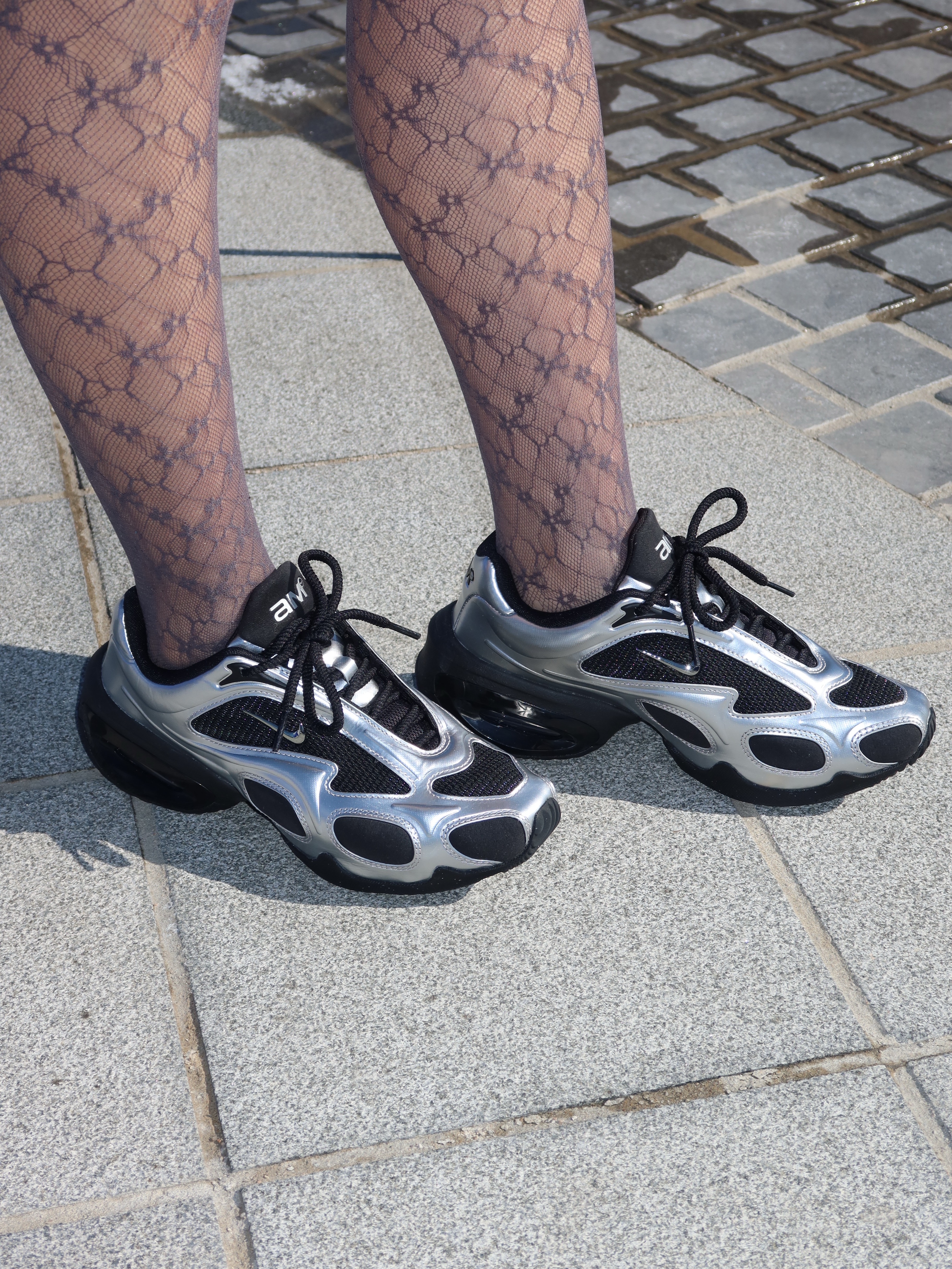 (W) Nike Air Max Muse Black and Metallic Silver 착용 스타일 - 2
